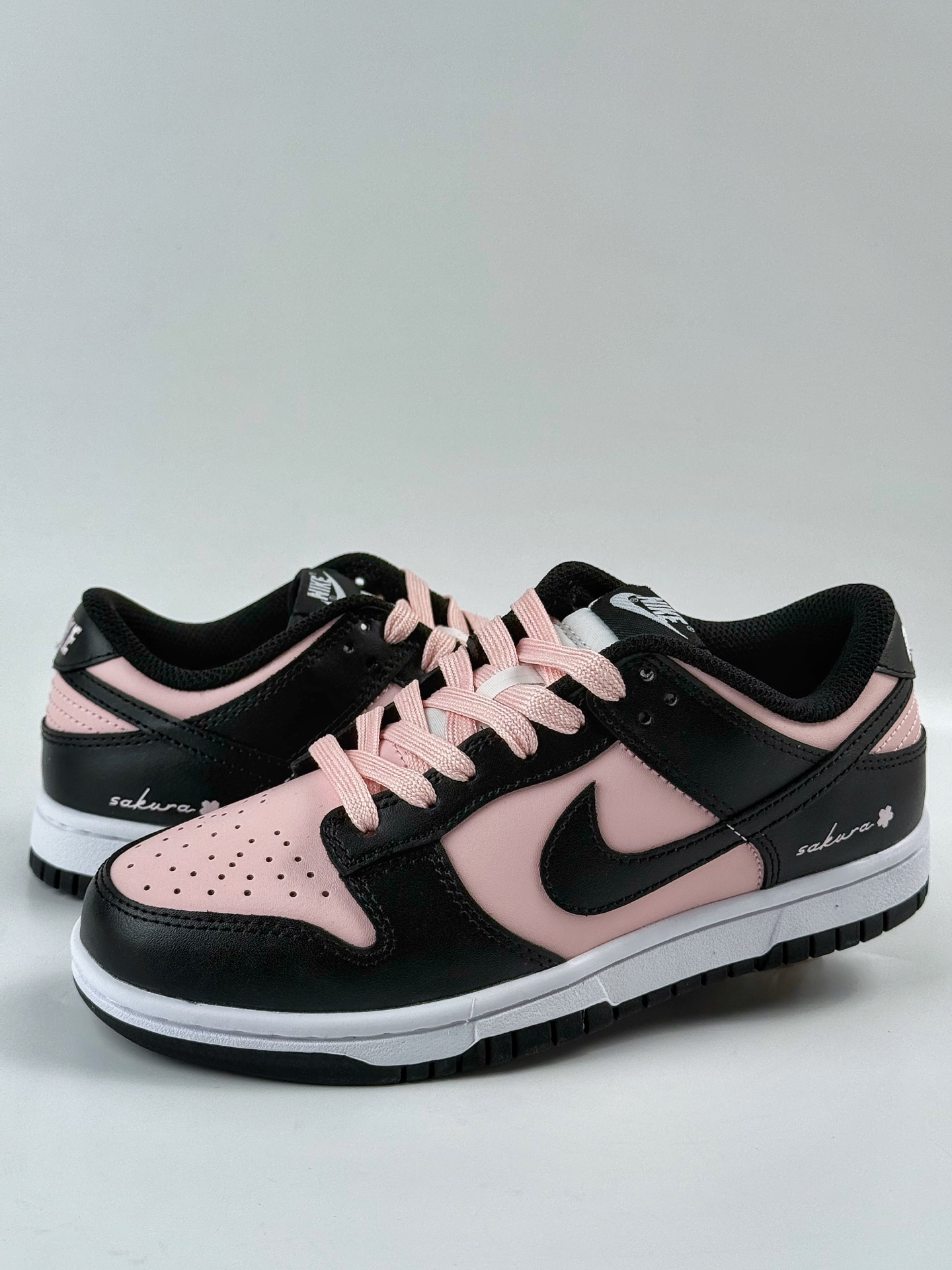 💰298
Nike SB Dunk Low 蒸汽木偶 莓果特调 甜酷风 黑粉
纯原大厂出品 极力推荐👏
原装头层材料 独家版型蒸餾加工
帶來的是更好的视觉和脚感体验
大厂纯原品质出货 清洁度 电绣工艺 
皮料切割干净无任何毛边 细节完美
官方货号：CW1590 100TL
尺码：35.5 36 36.5 37.5 38 38.5 39 40