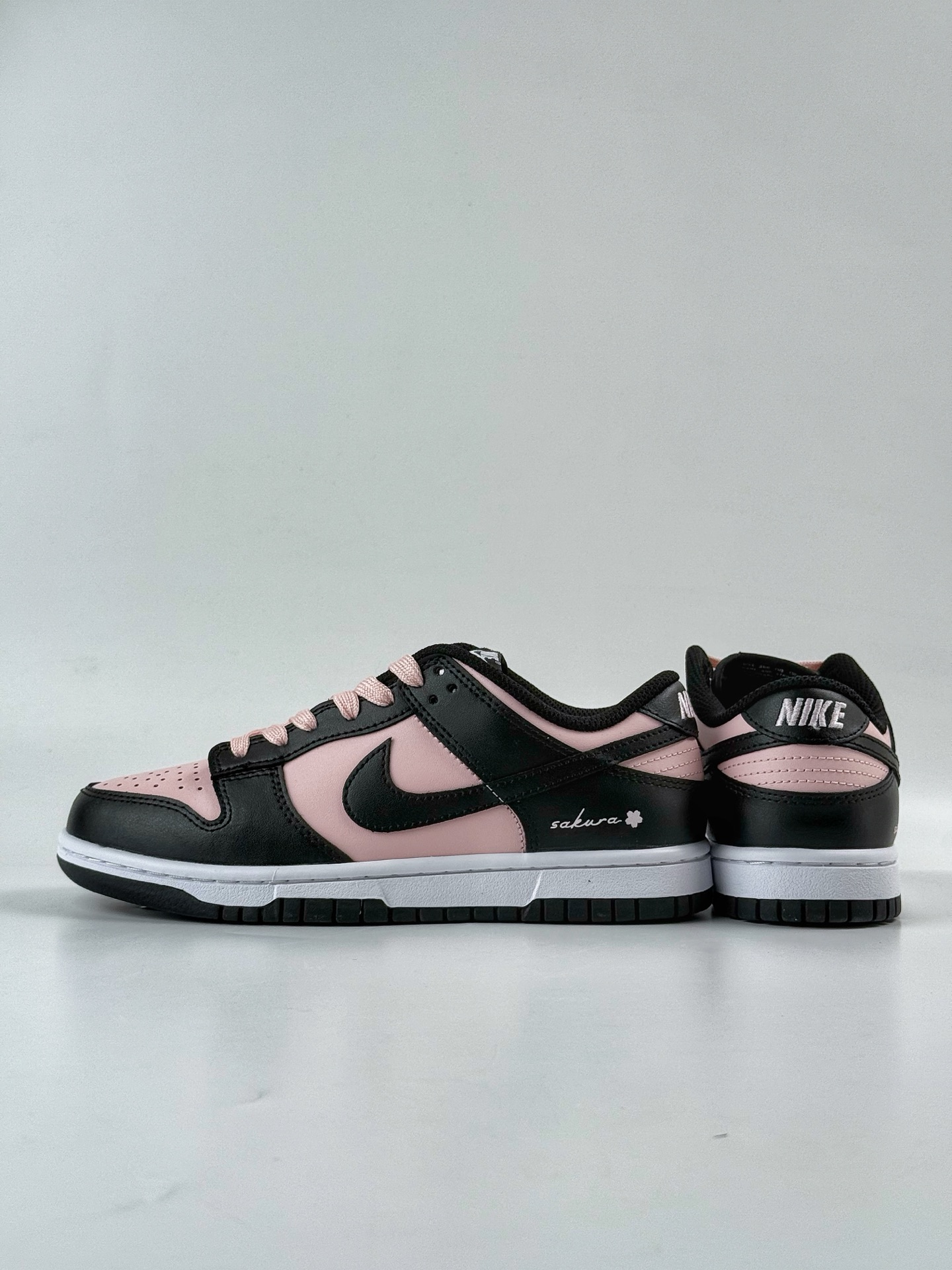 💰298
Nike SB Dunk Low 蒸汽木偶 莓果特调 甜酷风 黑粉
纯原大厂出品 极力推荐👏
原装头层材料 独家版型蒸餾加工
帶來的是更好的视觉和脚感体验
大厂纯原品质出货 清洁度 电绣工艺 
皮料切割干净无任何毛边 细节完美
官方货号：CW1590 100TL
尺码：35.5 36 36.5 37.5 38 38.5 39 40