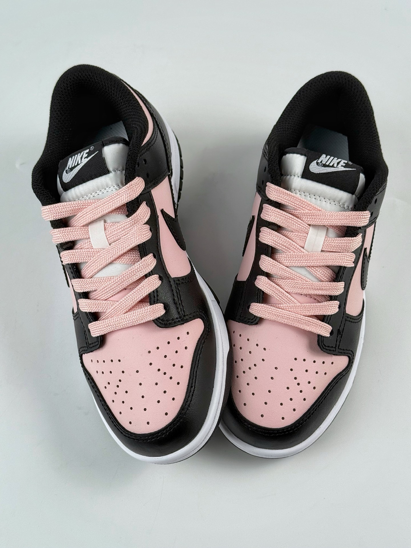 💰298
Nike SB Dunk Low 蒸汽木偶 莓果特调 甜酷风 黑粉
纯原大厂出品 极力推荐👏
原装头层材料 独家版型蒸餾加工
帶來的是更好的视觉和脚感体验
大厂纯原品质出货 清洁度 电绣工艺 
皮料切割干净无任何毛边 细节完美
官方货号：CW1590 100TL
尺码：35.5 36 36.5 37.5 38 38.5 39 40