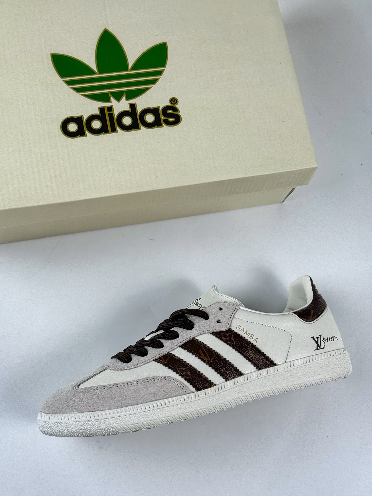 💰270
adidas originals Samba OG x Louis Vuitton 灰黑
桑巴舞系列复古经典轻便板鞋 
此款以简约大方的造型设计 给人以随性休闲的时尚格调 
穿着舒适轻便，运动灵活自如 满足日常个性穿搭
货号：GJ75803CC
Size：36 36.5 37 38 38.5 39 40 40.5 41 42 42.5 43 44 44.5 45
