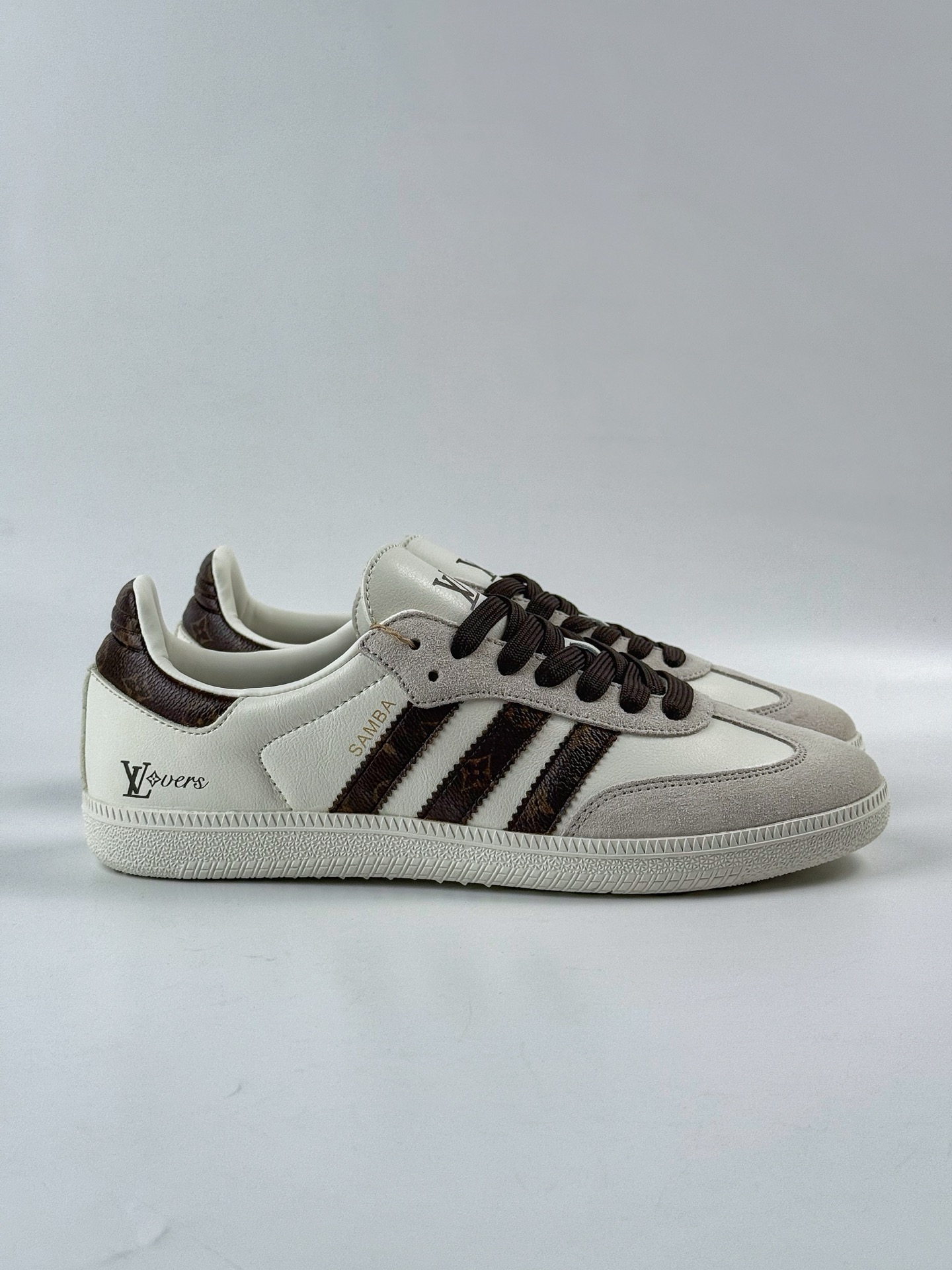 💰270
adidas originals Samba OG x Louis Vuitton 灰黑
桑巴舞系列复古经典轻便板鞋 
此款以简约大方的造型设计 给人以随性休闲的时尚格调 
穿着舒适轻便，运动灵活自如 满足日常个性穿搭
货号：GJ75803CC
Size：36 36.5 37 38 38.5 39 40 40.5 41 42 42.5 43 44 44.5 45