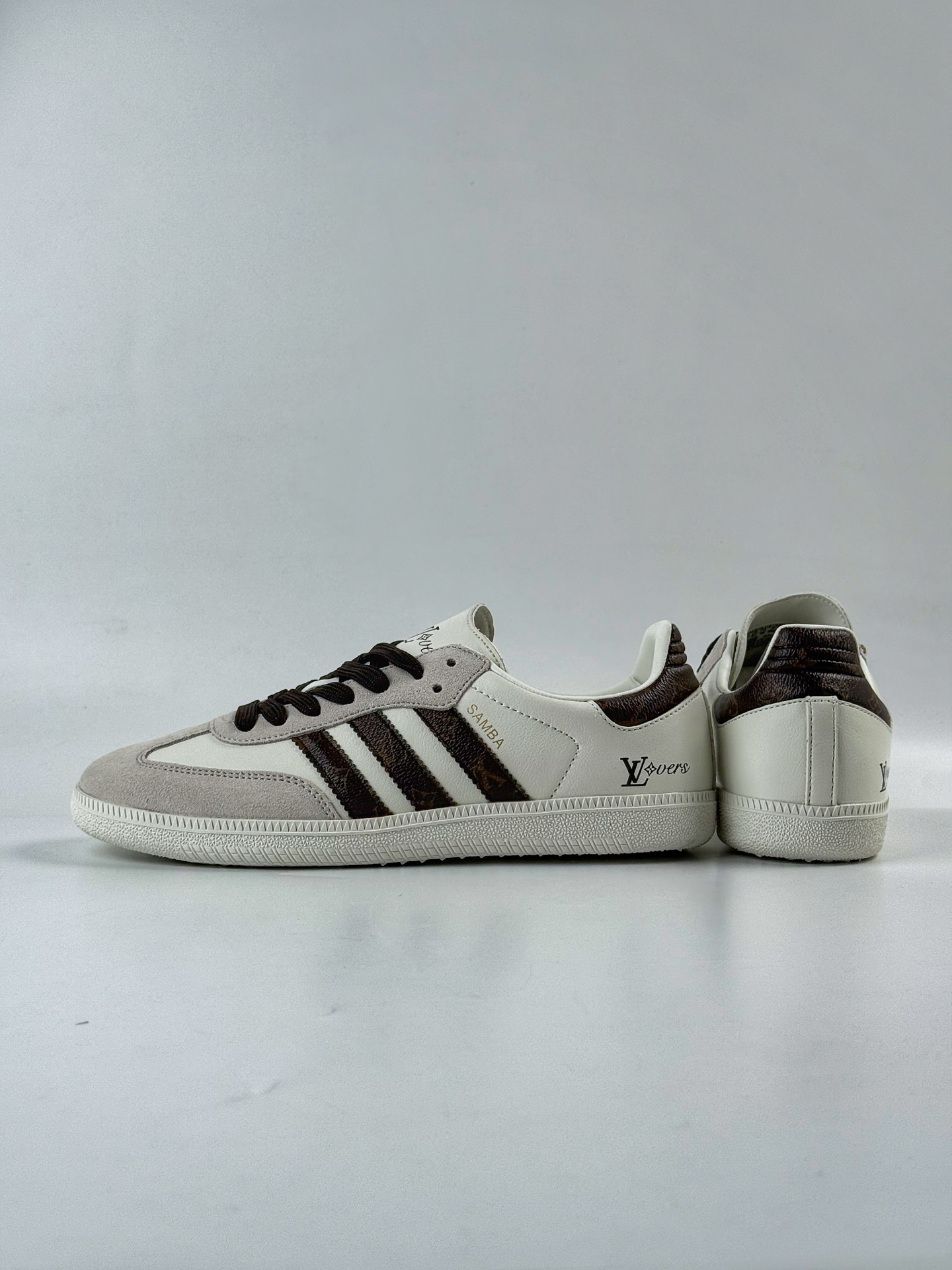 💰270
adidas originals Samba OG x Louis Vuitton 灰黑
桑巴舞系列复古经典轻便板鞋 
此款以简约大方的造型设计 给人以随性休闲的时尚格调 
穿着舒适轻便，运动灵活自如 满足日常个性穿搭
货号：GJ75803CC
Size：36 36.5 37 38 38.5 39 40 40.5 41 42 42.5 43 44 44.5 45