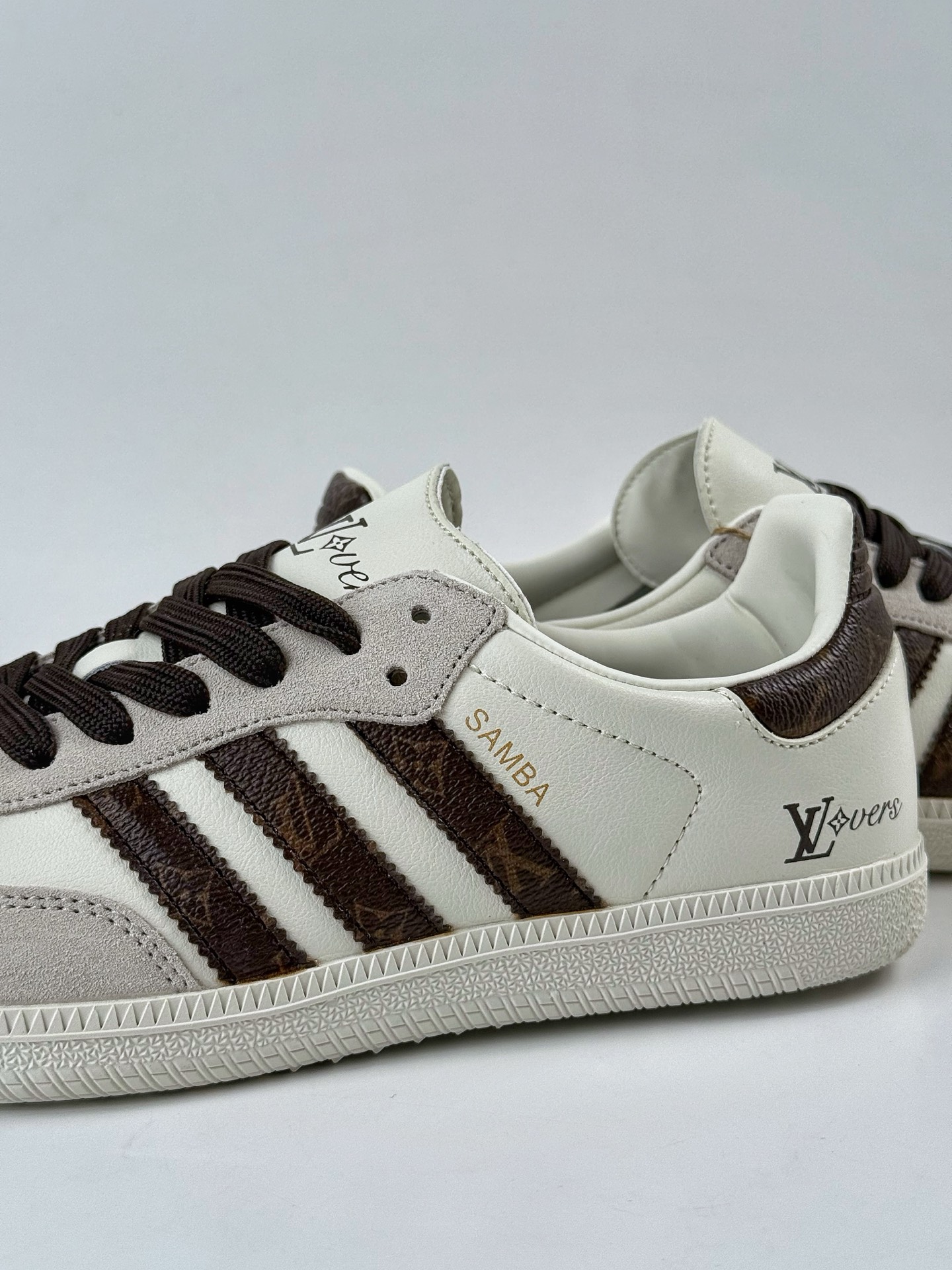 💰270
adidas originals Samba OG x Louis Vuitton 灰黑
桑巴舞系列复古经典轻便板鞋 
此款以简约大方的造型设计 给人以随性休闲的时尚格调 
穿着舒适轻便，运动灵活自如 满足日常个性穿搭
货号：GJ75803CC
Size：36 36.5 37 38 38.5 39 40 40.5 41 42 42.5 43 44 44.5 45