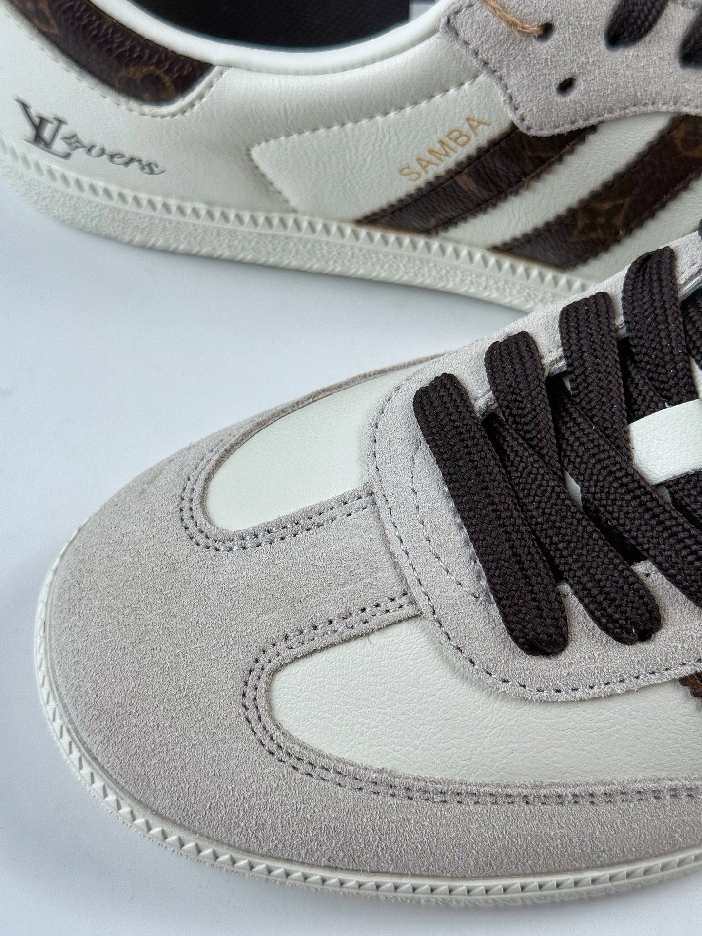 💰270
adidas originals Samba OG x Louis Vuitton 灰黑
桑巴舞系列复古经典轻便板鞋 
此款以简约大方的造型设计 给人以随性休闲的时尚格调 
穿着舒适轻便，运动灵活自如 满足日常个性穿搭
货号：GJ75803CC
Size：36 36.5 37 38 38.5 39 40 40.5 41 42 42.5 43 44 44.5 45