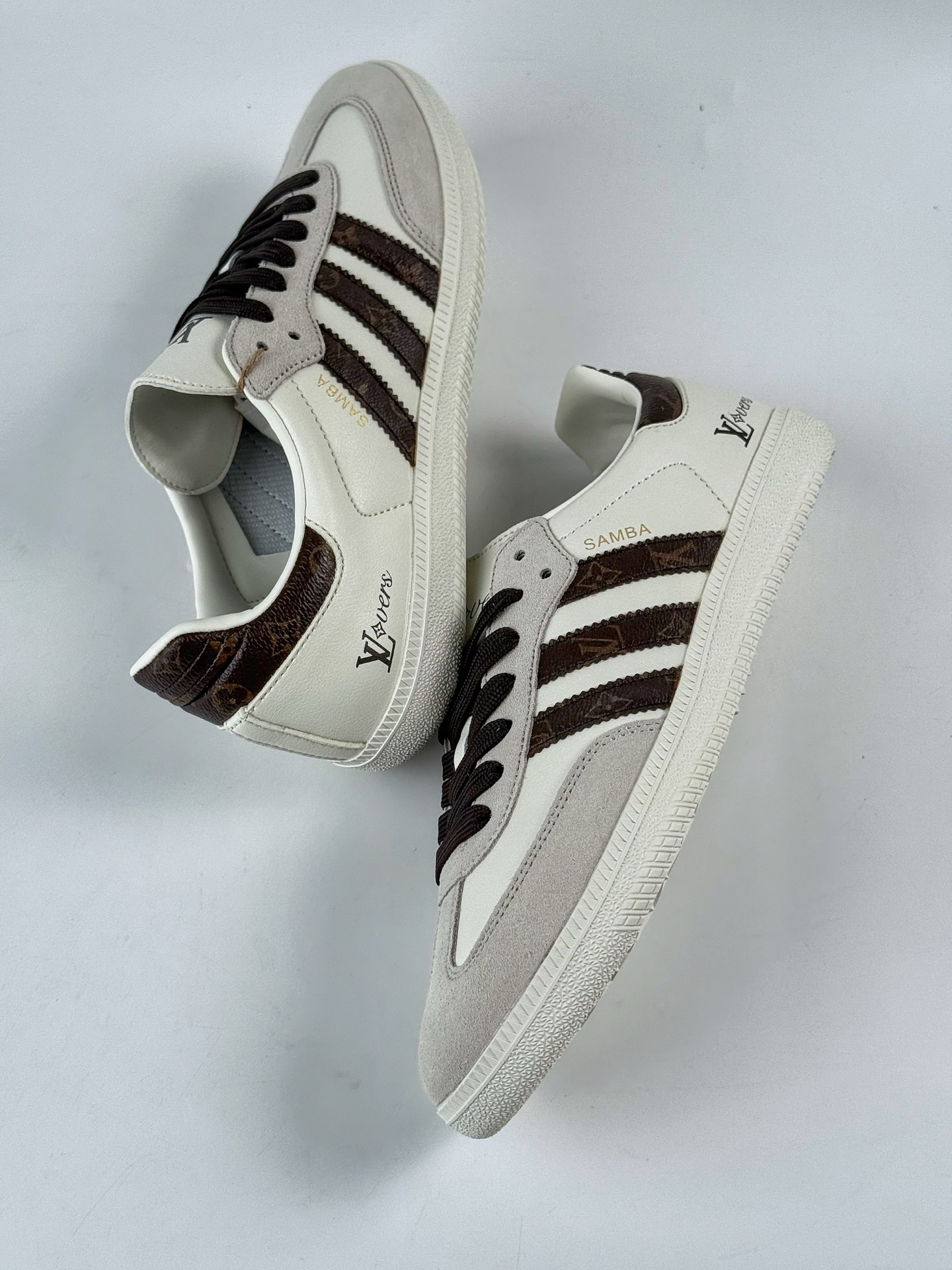 💰270
adidas originals Samba OG x Louis Vuitton 灰黑
桑巴舞系列复古经典轻便板鞋 
此款以简约大方的造型设计 给人以随性休闲的时尚格调 
穿着舒适轻便，运动灵活自如 满足日常个性穿搭
货号：GJ75803CC
Size：36 36.5 37 38 38.5 39 40 40.5 41 42 42.5 43 44 44.5 45