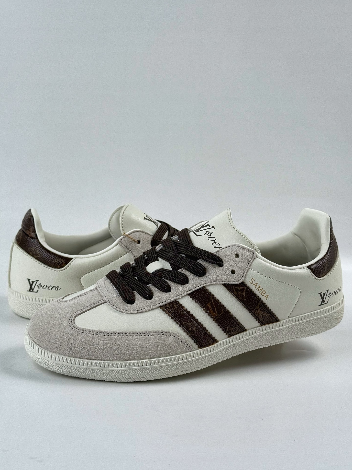 💰270
adidas originals Samba OG x Louis Vuitton 灰黑
桑巴舞系列复古经典轻便板鞋 
此款以简约大方的造型设计 给人以随性休闲的时尚格调 
穿着舒适轻便，运动灵活自如 满足日常个性穿搭
货号：GJ75803CC
Size：36 36.5 37 38 38.5 39 40 40.5 41 42 42.5 43 44 44.5 45