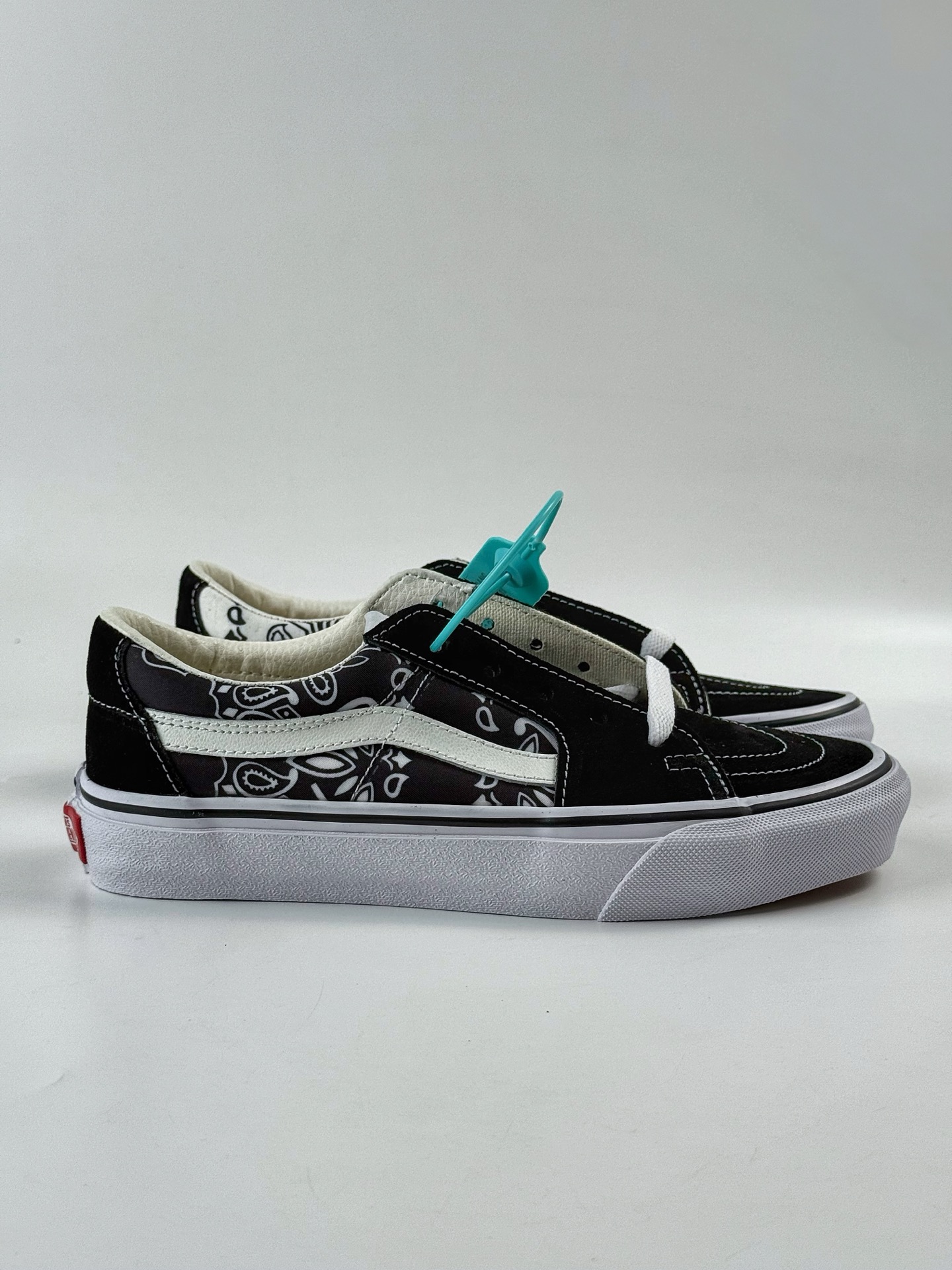 💰220
VANS 范斯 SK8-LOW 经典款 腰果花印花低帮 黑白 休闲板鞋帆布鞋
VN0A4UUK6BT
工艺：硫化1:1（重量1:1、真标、原钢印、材质标、鞋型标、合格证）
颜色Vans SK8 腰果花
官方货号：VN0A4UWL5MWYK
尺码：35 36 36.5 37 38 38.5 39 40 40.5 41 42 42.5 43 44
