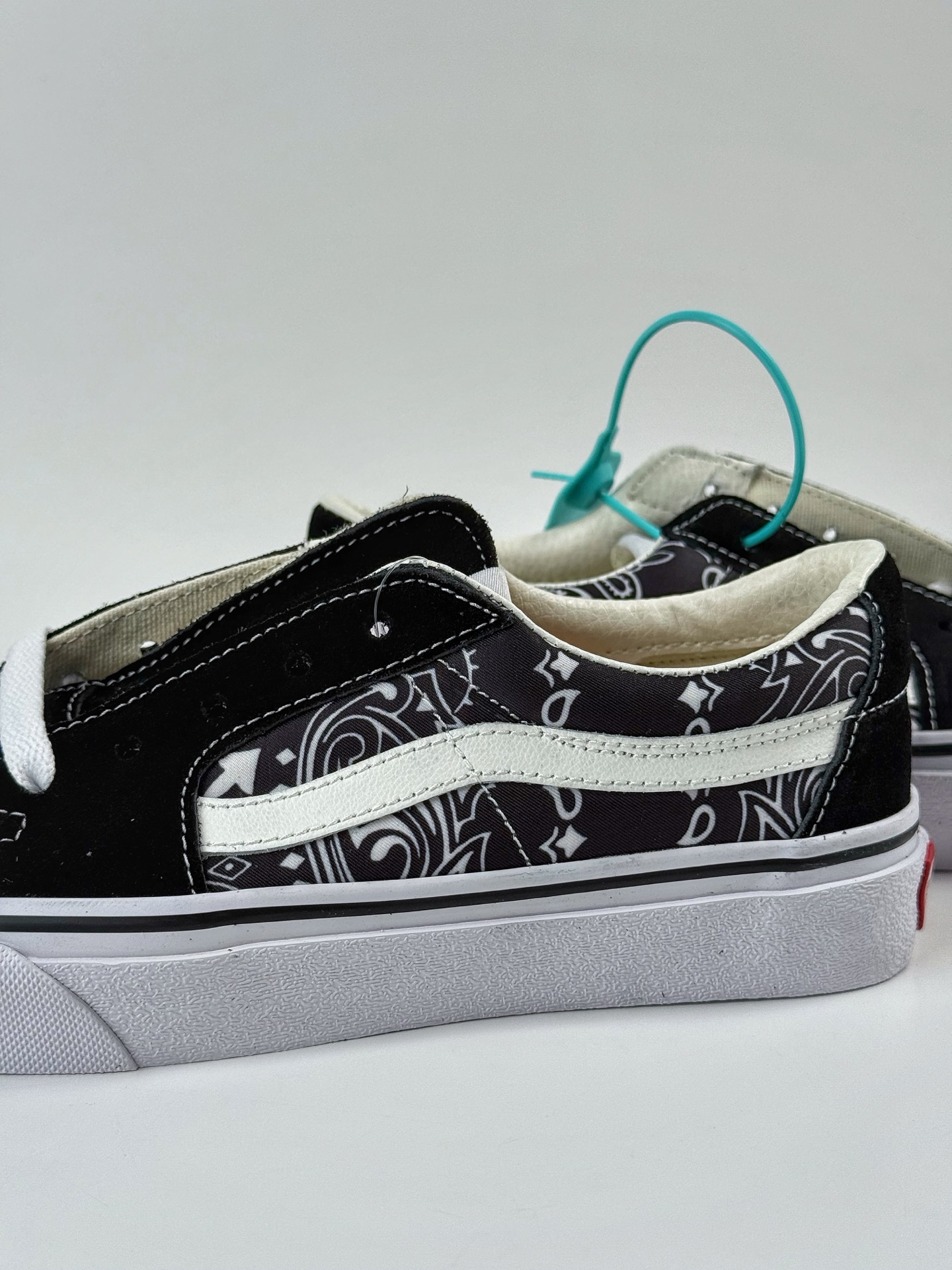 💰220
VANS 范斯 SK8-LOW 经典款 腰果花印花低帮 黑白 休闲板鞋帆布鞋
VN0A4UUK6BT
工艺：硫化1:1（重量1:1、真标、原钢印、材质标、鞋型标、合格证）
颜色Vans SK8 腰果花
官方货号：VN0A4UWL5MWYK
尺码：35 36 36.5 37 38 38.5 39 40 40.5 41 42 42.5 43 44