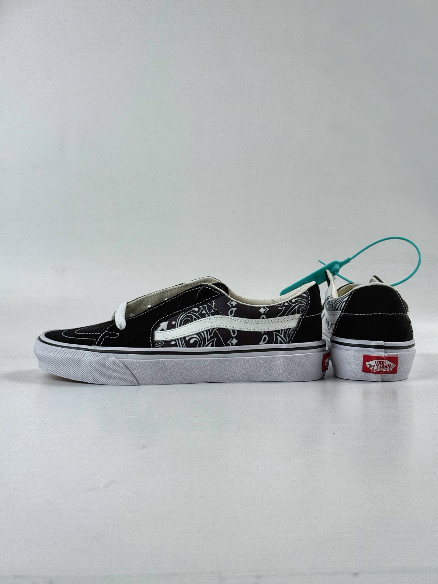💰220
VANS 范斯 SK8-LOW 经典款 腰果花印花低帮 黑白 休闲板鞋帆布鞋
VN0A4UUK6BT
工艺：硫化1:1（重量1:1、真标、原钢印、材质标、鞋型标、合格证）
颜色Vans SK8 腰果花
官方货号：VN0A4UWL5MWYK
尺码：35 36 36.5 37 38 38.5 39 40 40.5 41 42 42.5 43 44