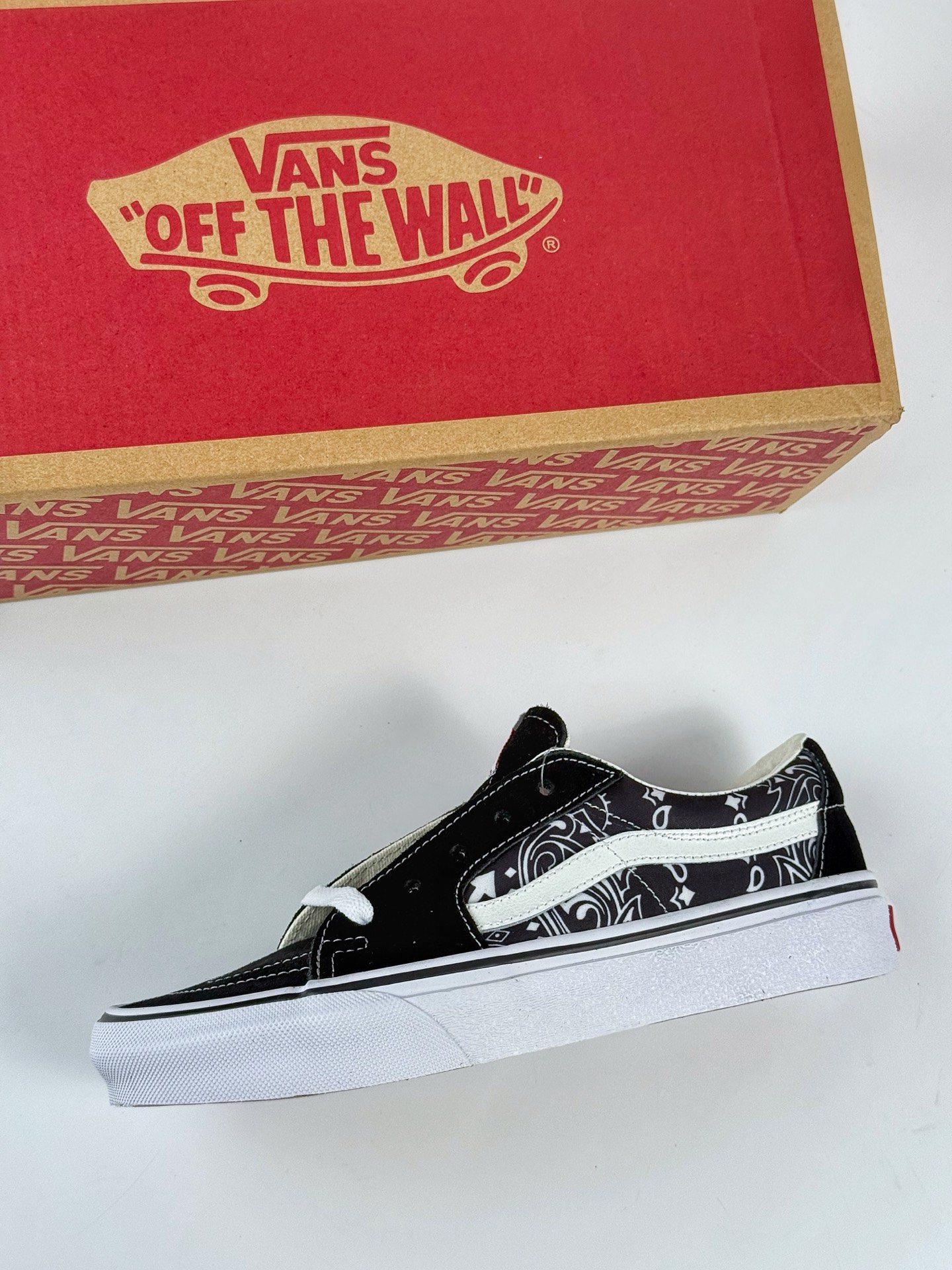 💰220
VANS 范斯 SK8-LOW 经典款 腰果花印花低帮 黑白 休闲板鞋帆布鞋
VN0A4UUK6BT
工艺：硫化1:1（重量1:1、真标、原钢印、材质标、鞋型标、合格证）
颜色Vans SK8 腰果花
官方货号：VN0A4UWL5MWYK
尺码：35 36 36.5 37 38 38.5 39 40 40.5 41 42 42.5 43 44