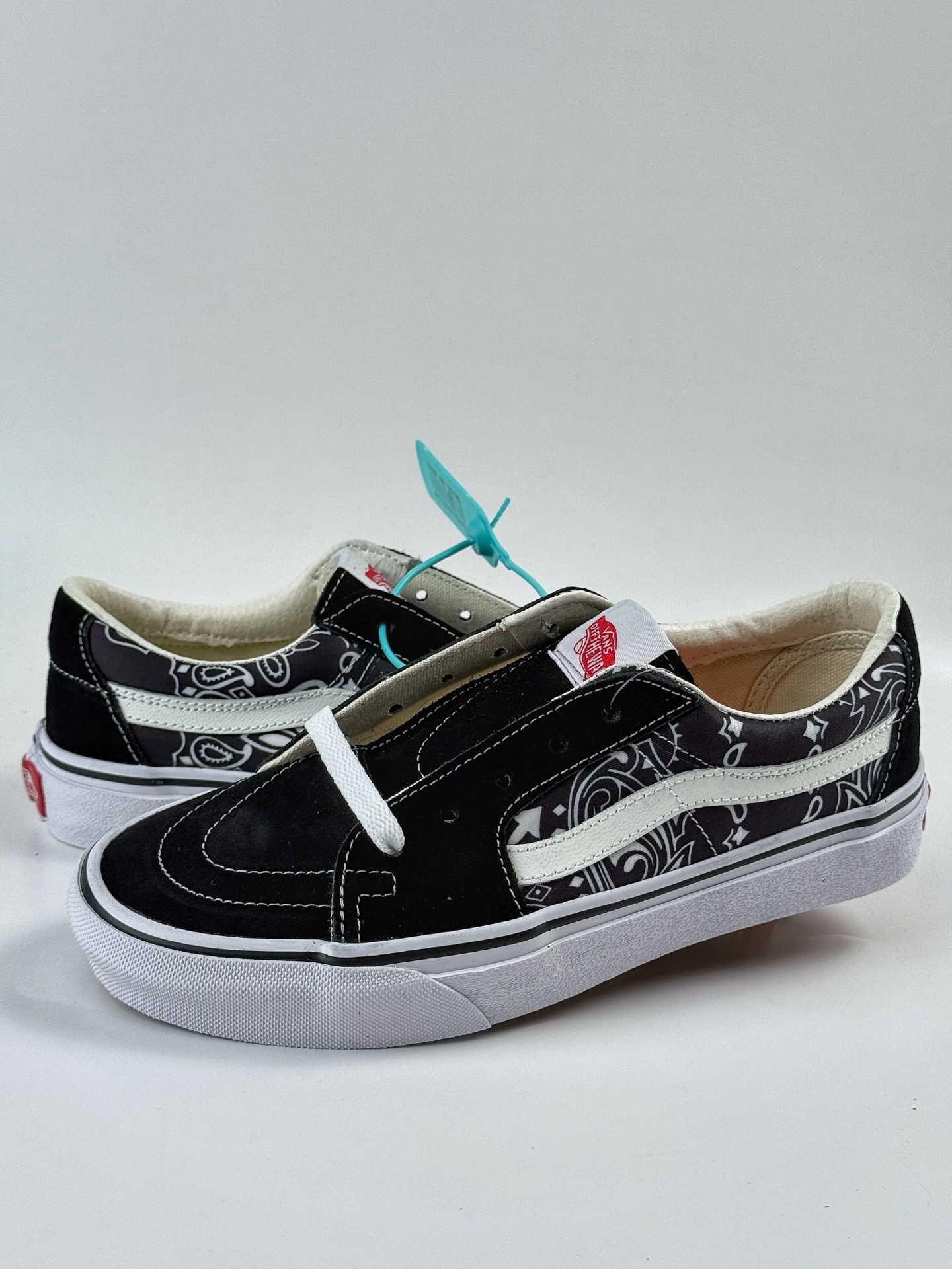 💰220
VANS 范斯 SK8-LOW 经典款 腰果花印花低帮 黑白 休闲板鞋帆布鞋
VN0A4UUK6BT
工艺：硫化1:1（重量1:1、真标、原钢印、材质标、鞋型标、合格证）
颜色Vans SK8 腰果花
官方货号：VN0A4UWL5MWYK
尺码：35 36 36.5 37 38 38.5 39 40 40.5 41 42 42.5 43 44