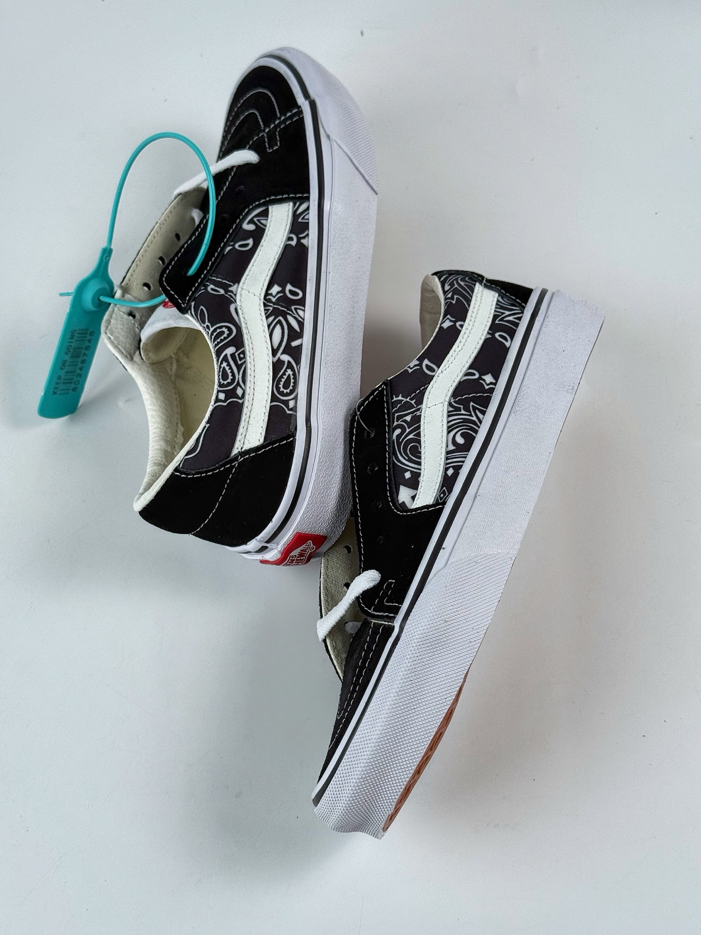 💰220
VANS 范斯 SK8-LOW 经典款 腰果花印花低帮 黑白 休闲板鞋帆布鞋
VN0A4UUK6BT
工艺：硫化1:1（重量1:1、真标、原钢印、材质标、鞋型标、合格证）
颜色Vans SK8 腰果花
官方货号：VN0A4UWL5MWYK
尺码：35 36 36.5 37 38 38.5 39 40 40.5 41 42 42.5 43 44