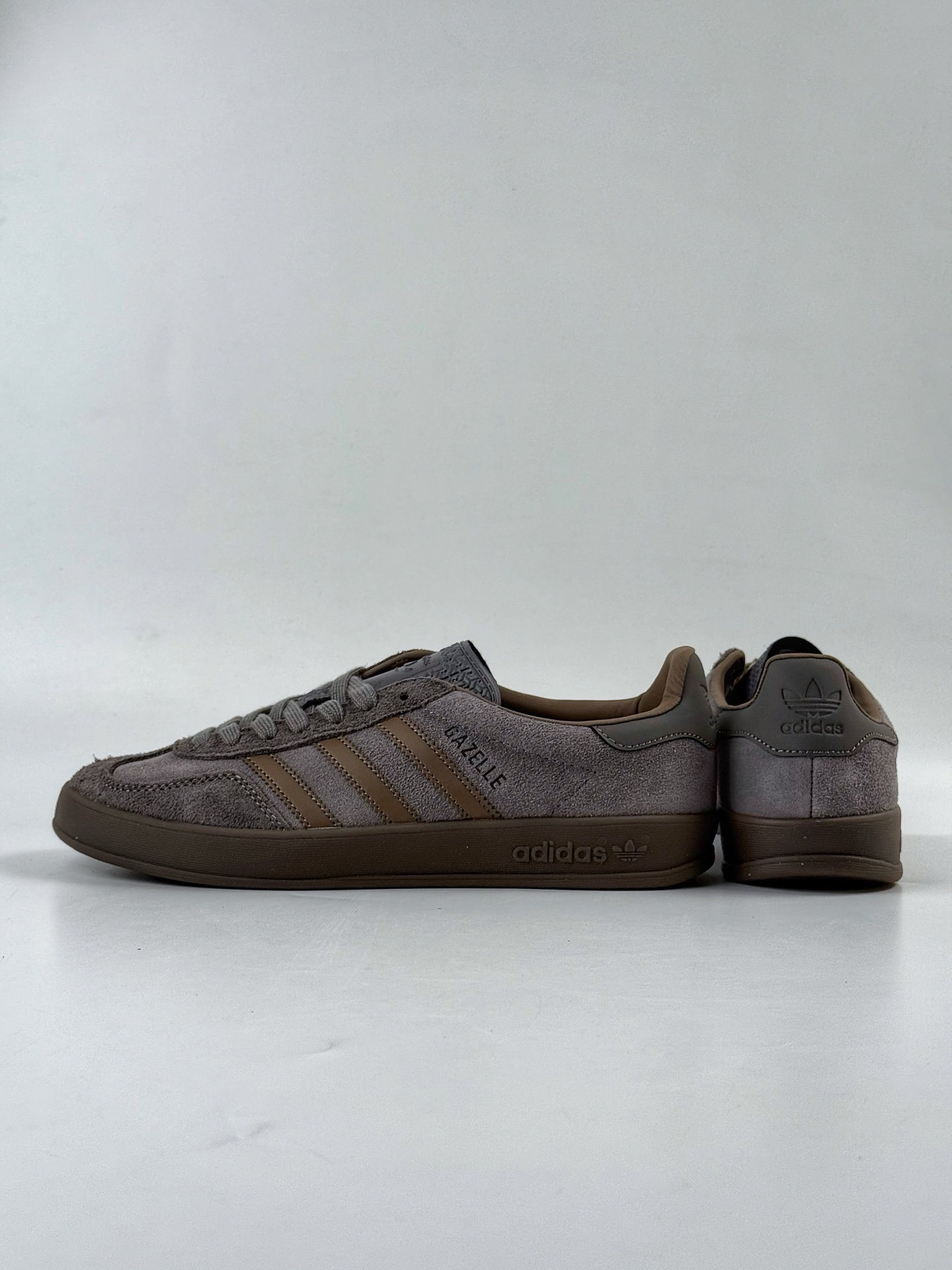 💰210
adidas originals GAZELLE INDOOR 棕色
此款鞋延续了橡胶外底和经典款式的传统。优质绒面革鞋面和标志性的3条纹采用明亮的对比色，为久经考验的外观带来俏皮、富有表现力的饰面。
货号：JQ6213GJ
Size：35.5 36 36.5 37 38 38.5 39 40 40.5 41 42 42.5 43 44 44.5 45