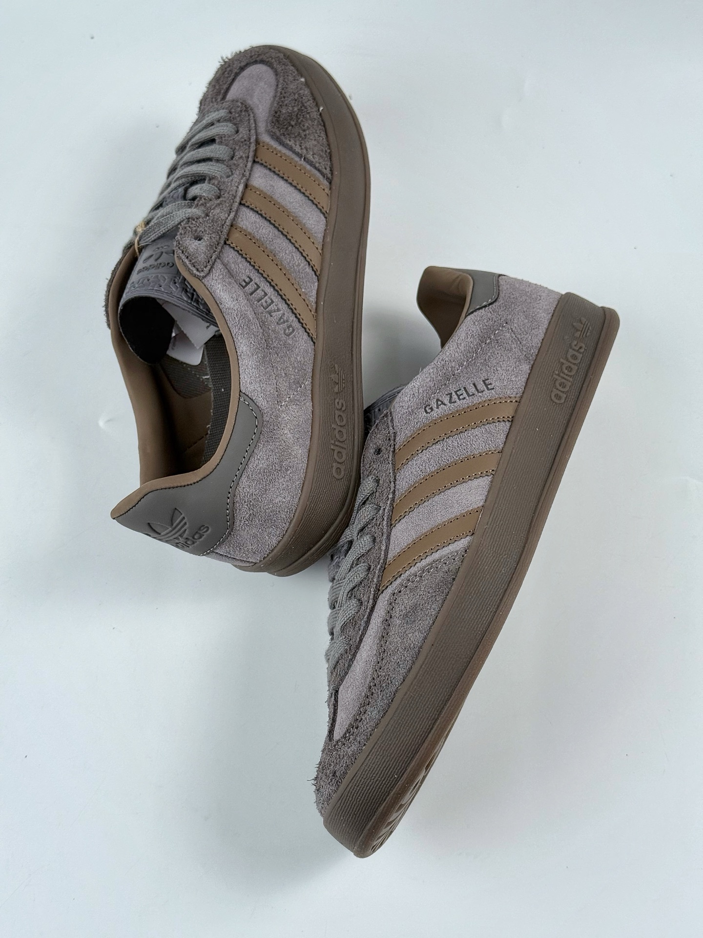 💰210
adidas originals GAZELLE INDOOR 棕色
此款鞋延续了橡胶外底和经典款式的传统。优质绒面革鞋面和标志性的3条纹采用明亮的对比色，为久经考验的外观带来俏皮、富有表现力的饰面。
货号：JQ6213GJ
Size：35.5 36 36.5 37 38 38.5 39 40 40.5 41 42 42.5 43 44 44.5 45