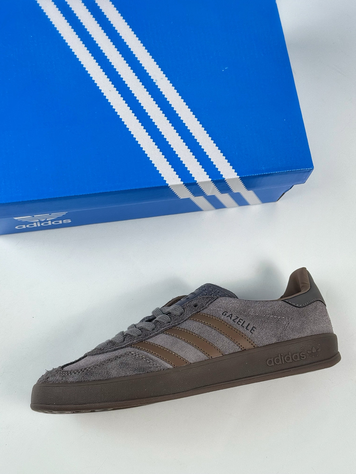 💰210
adidas originals GAZELLE INDOOR 棕色
此款鞋延续了橡胶外底和经典款式的传统。优质绒面革鞋面和标志性的3条纹采用明亮的对比色，为久经考验的外观带来俏皮、富有表现力的饰面。
货号：JQ6213GJ
Size：35.5 36 36.5 37 38 38.5 39 40 40.5 41 42 42.5 43 44 44.5 45