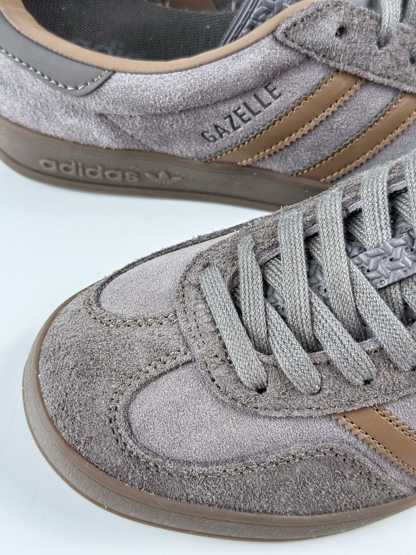 💰210
adidas originals GAZELLE INDOOR 棕色
此款鞋延续了橡胶外底和经典款式的传统。优质绒面革鞋面和标志性的3条纹采用明亮的对比色，为久经考验的外观带来俏皮、富有表现力的饰面。
货号：JQ6213GJ
Size：35.5 36 36.5 37 38 38.5 39 40 40.5 41 42 42.5 43 44 44.5 45