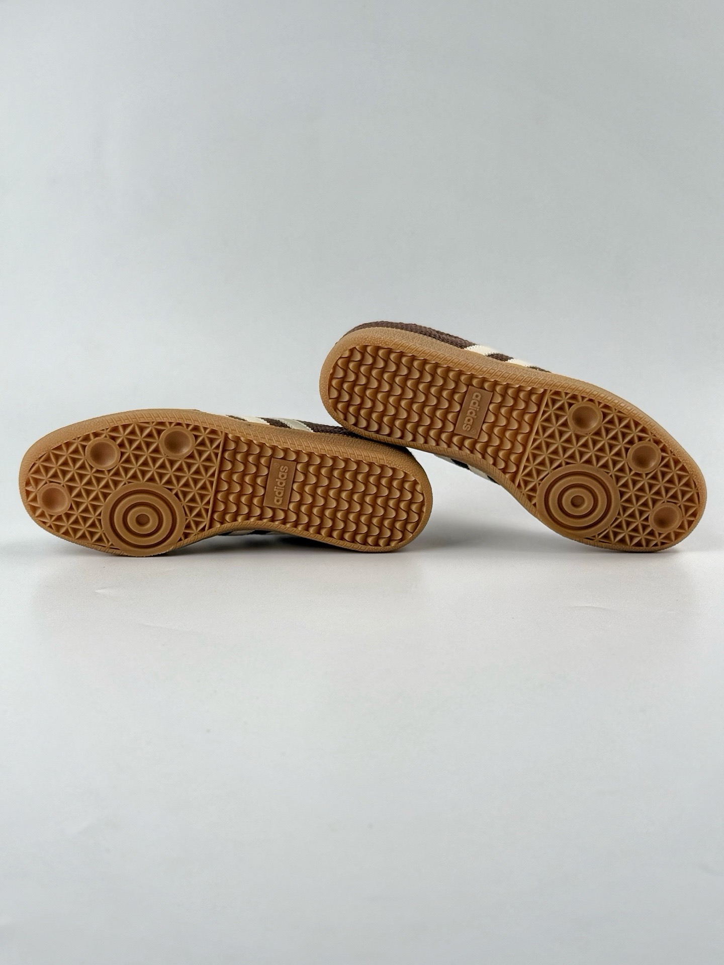 💰210
adidas originals Samba OG 棕黄
此款以简约大方的造型设计，给人以随性休闲的时尚格调，穿着舒适轻便，运动灵活自如，蓝满足日常个性穿搭。
货号：JI3184GJ
Size：35 36 36.5 37 38 38.5 39 40 40.5 41 42 42.5 43 44 45