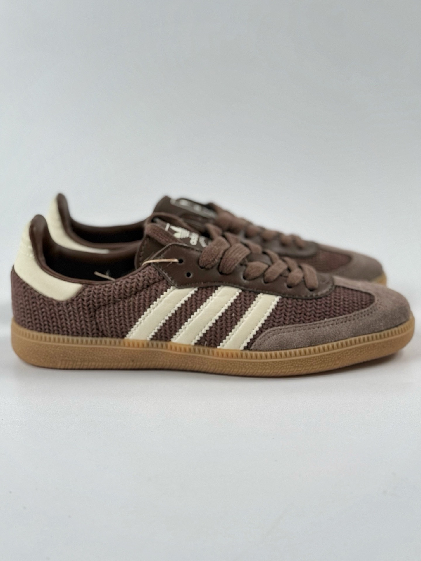💰210
adidas originals Samba OG 棕黄
此款以简约大方的造型设计，给人以随性休闲的时尚格调，穿着舒适轻便，运动灵活自如，蓝满足日常个性穿搭。
货号：JI3184GJ
Size：35 36 36.5 37 38 38.5 39 40 40.5 41 42 42.5 43 44 45