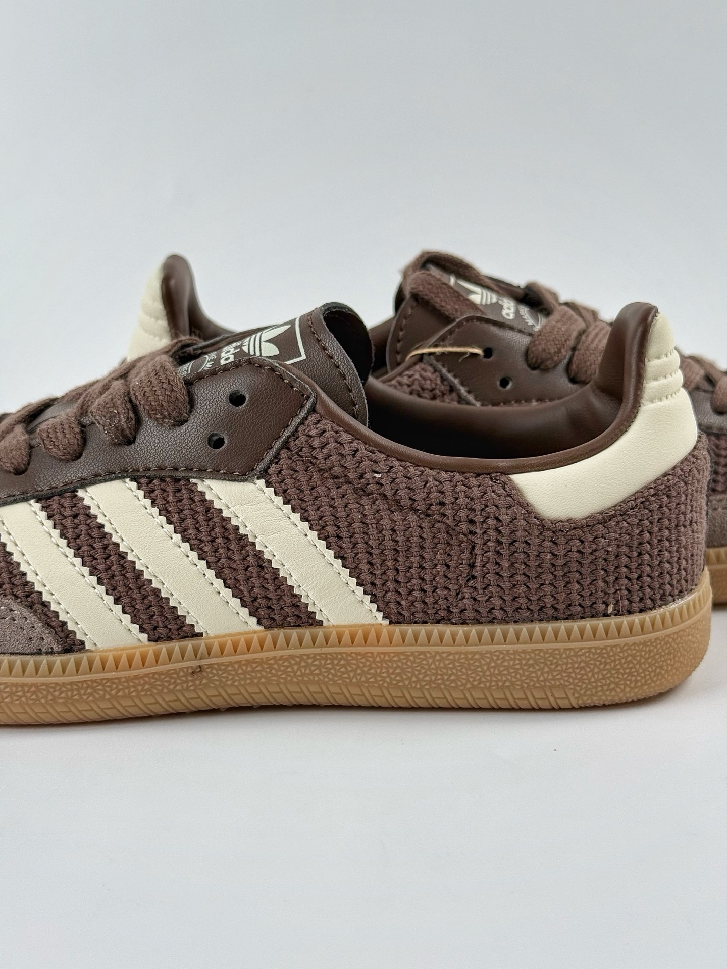 💰210
adidas originals Samba OG 棕黄
此款以简约大方的造型设计，给人以随性休闲的时尚格调，穿着舒适轻便，运动灵活自如，蓝满足日常个性穿搭。
货号：JI3184GJ
Size：35 36 36.5 37 38 38.5 39 40 40.5 41 42 42.5 43 44 45