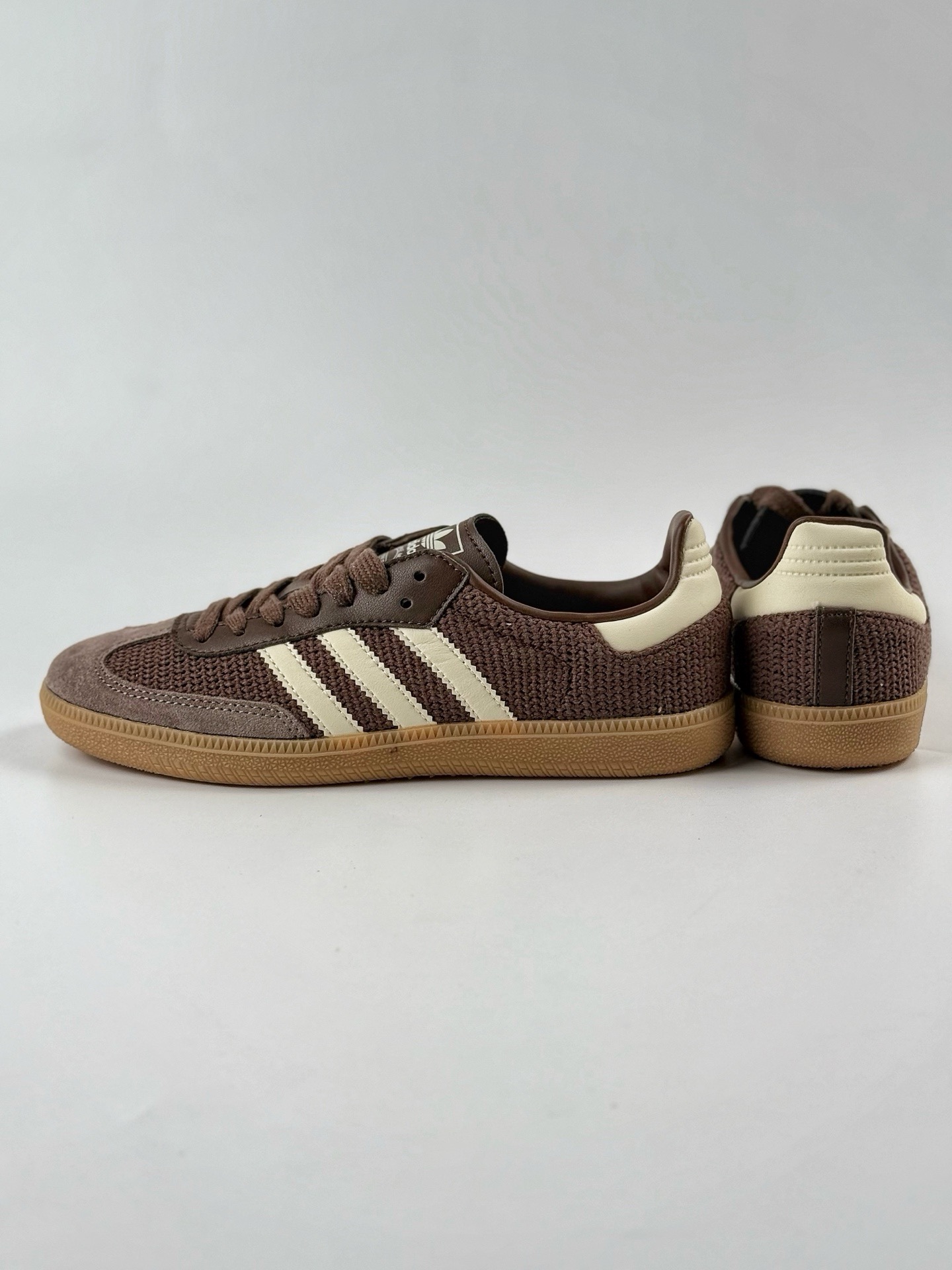 💰210
adidas originals Samba OG 棕黄
此款以简约大方的造型设计，给人以随性休闲的时尚格调，穿着舒适轻便，运动灵活自如，蓝满足日常个性穿搭。
货号：JI3184GJ
Size：35 36 36.5 37 38 38.5 39 40 40.5 41 42 42.5 43 44 45