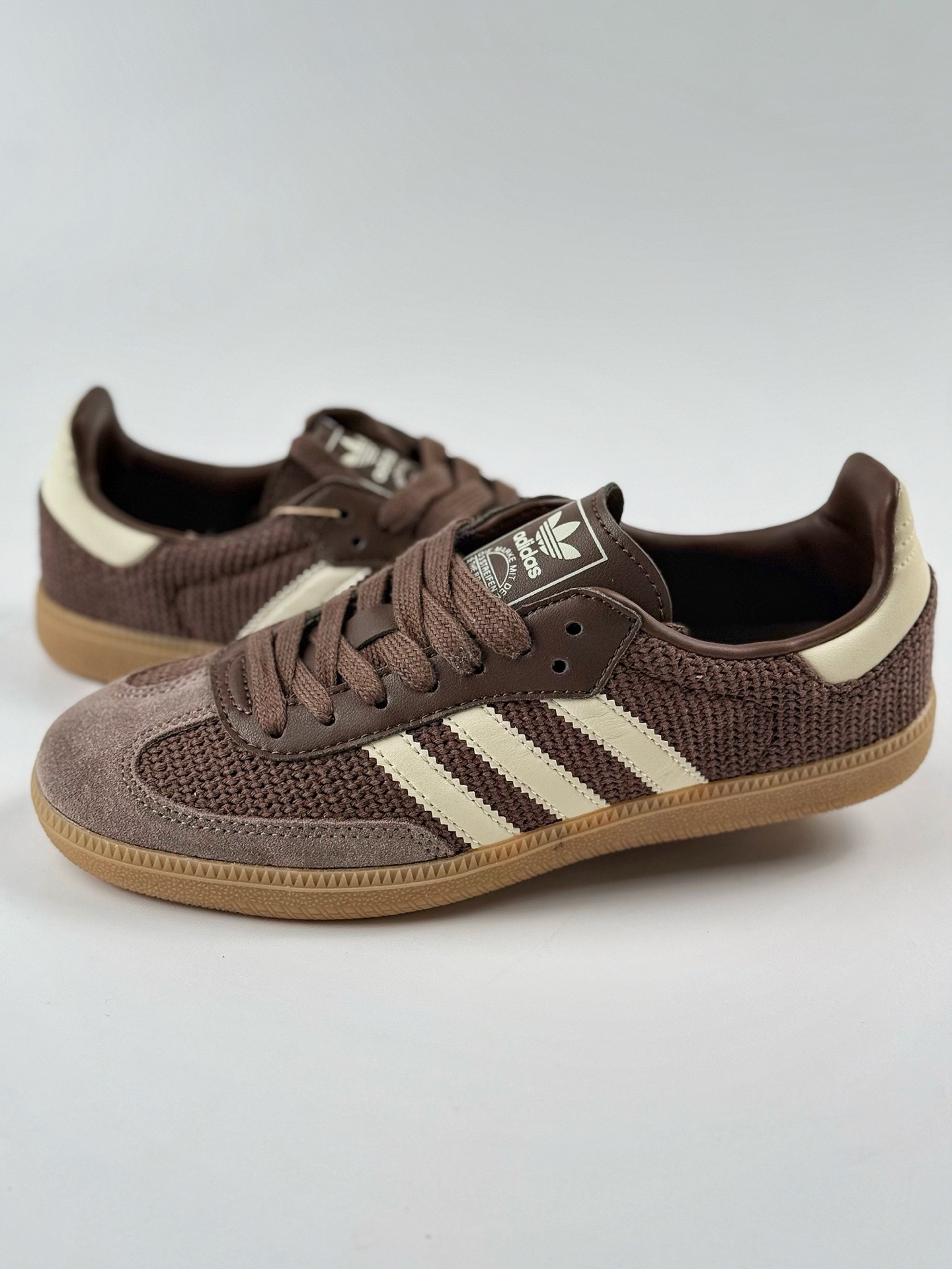 💰210
adidas originals Samba OG 棕黄
此款以简约大方的造型设计，给人以随性休闲的时尚格调，穿着舒适轻便，运动灵活自如，蓝满足日常个性穿搭。
货号：JI3184GJ
Size：35 36 36.5 37 38 38.5 39 40 40.5 41 42 42.5 43 44 45