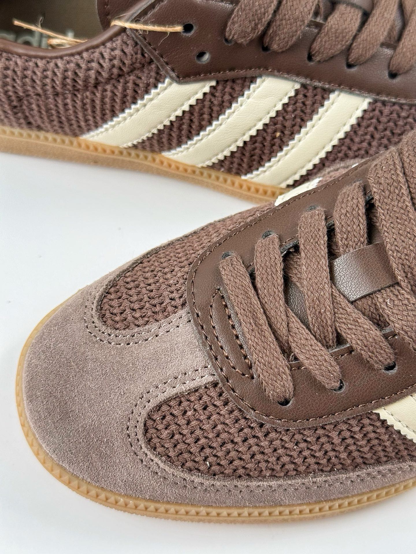 💰210
adidas originals Samba OG 棕黄
此款以简约大方的造型设计，给人以随性休闲的时尚格调，穿着舒适轻便，运动灵活自如，蓝满足日常个性穿搭。
货号：JI3184GJ
Size：35 36 36.5 37 38 38.5 39 40 40.5 41 42 42.5 43 44 45