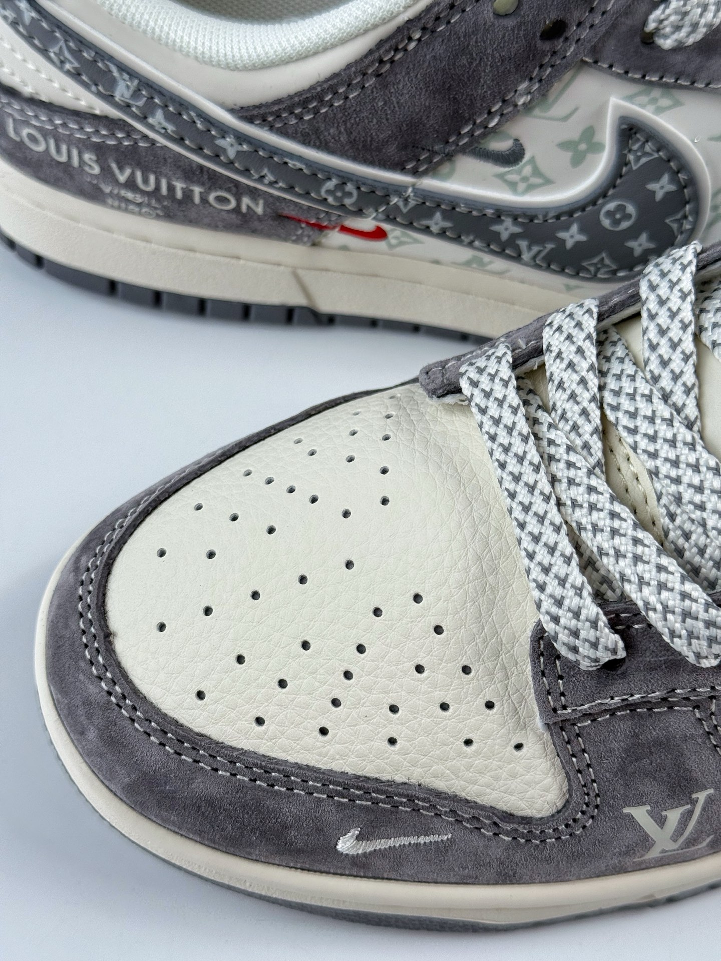 280 Nike SB Dunk Low x Louis Vuitton 灰白三小勾满天星 YX5066-361