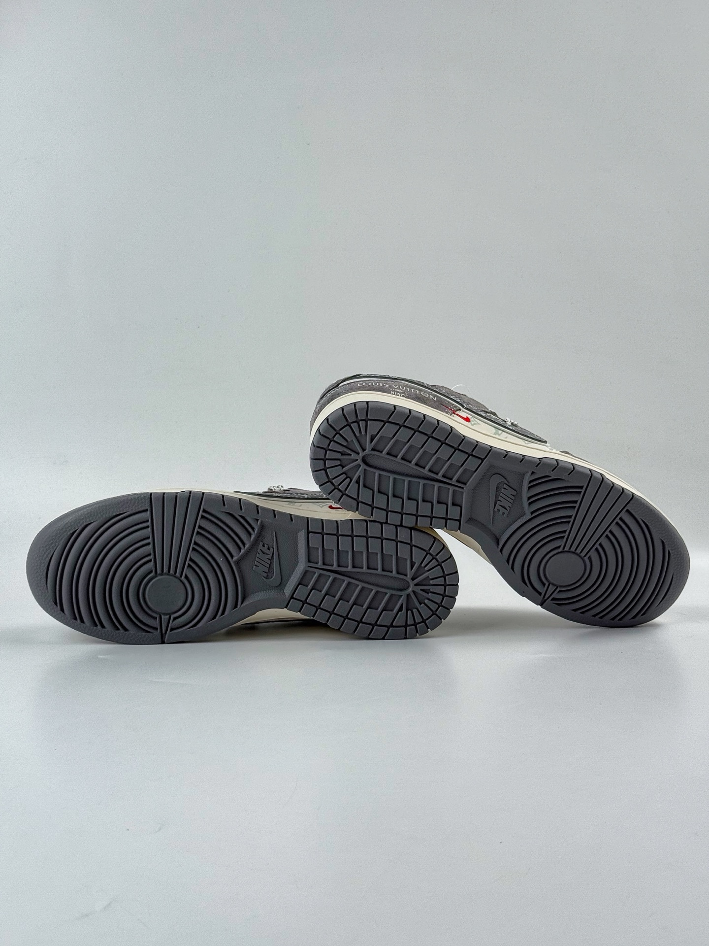 280 Nike SB Dunk Low x Louis Vuitton 灰白三小勾满天星 YX5066-361