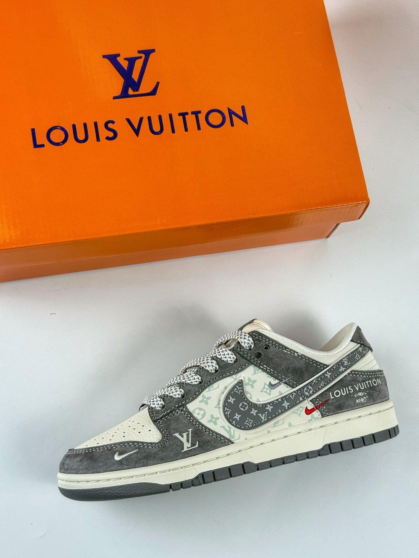 280 Nike SB Dunk Low x Louis Vuitton 灰白三小勾满天星 YX5066-361