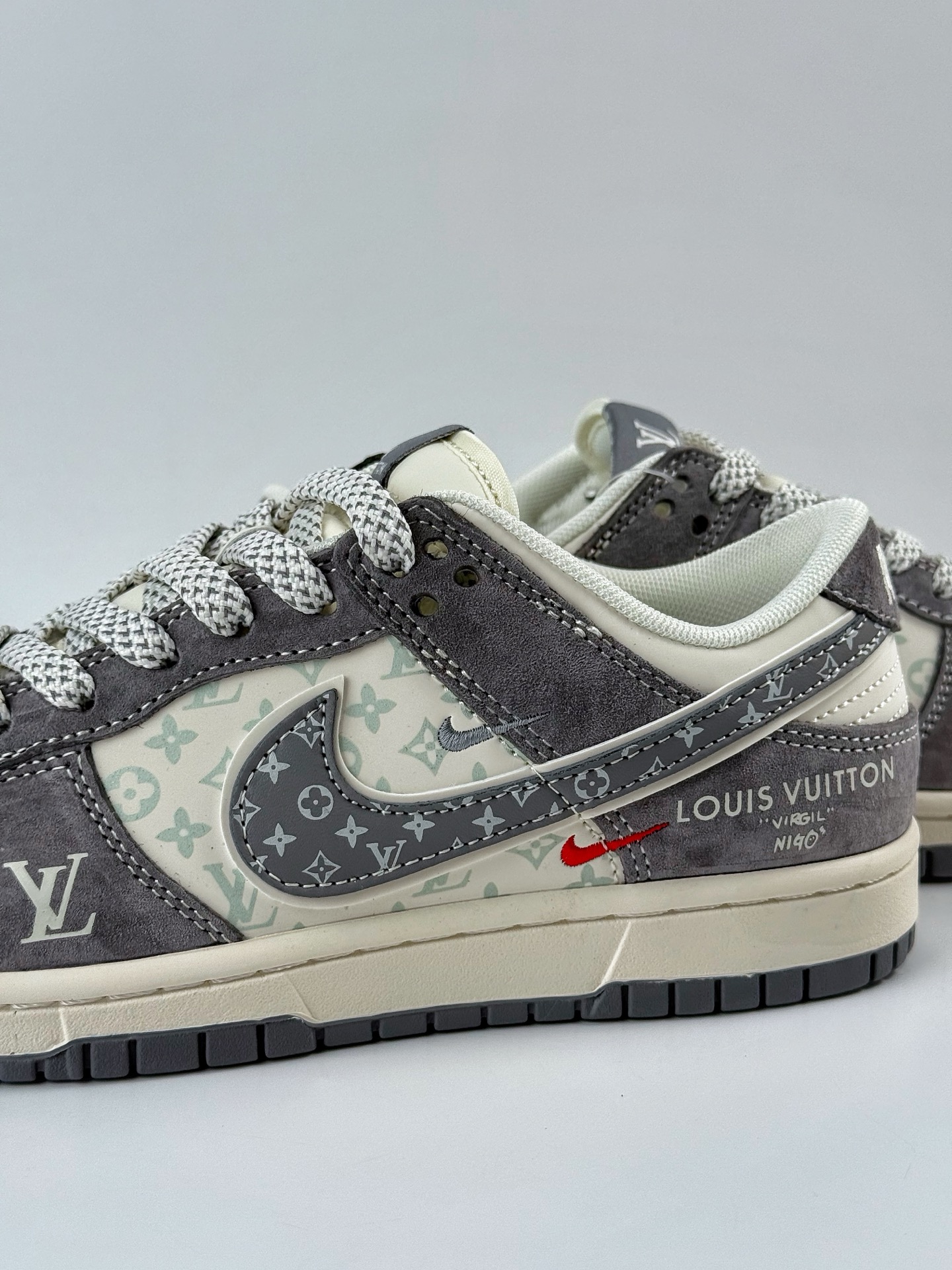 280 Nike SB Dunk Low x Louis Vuitton 灰白三小勾满天星 YX5066-361