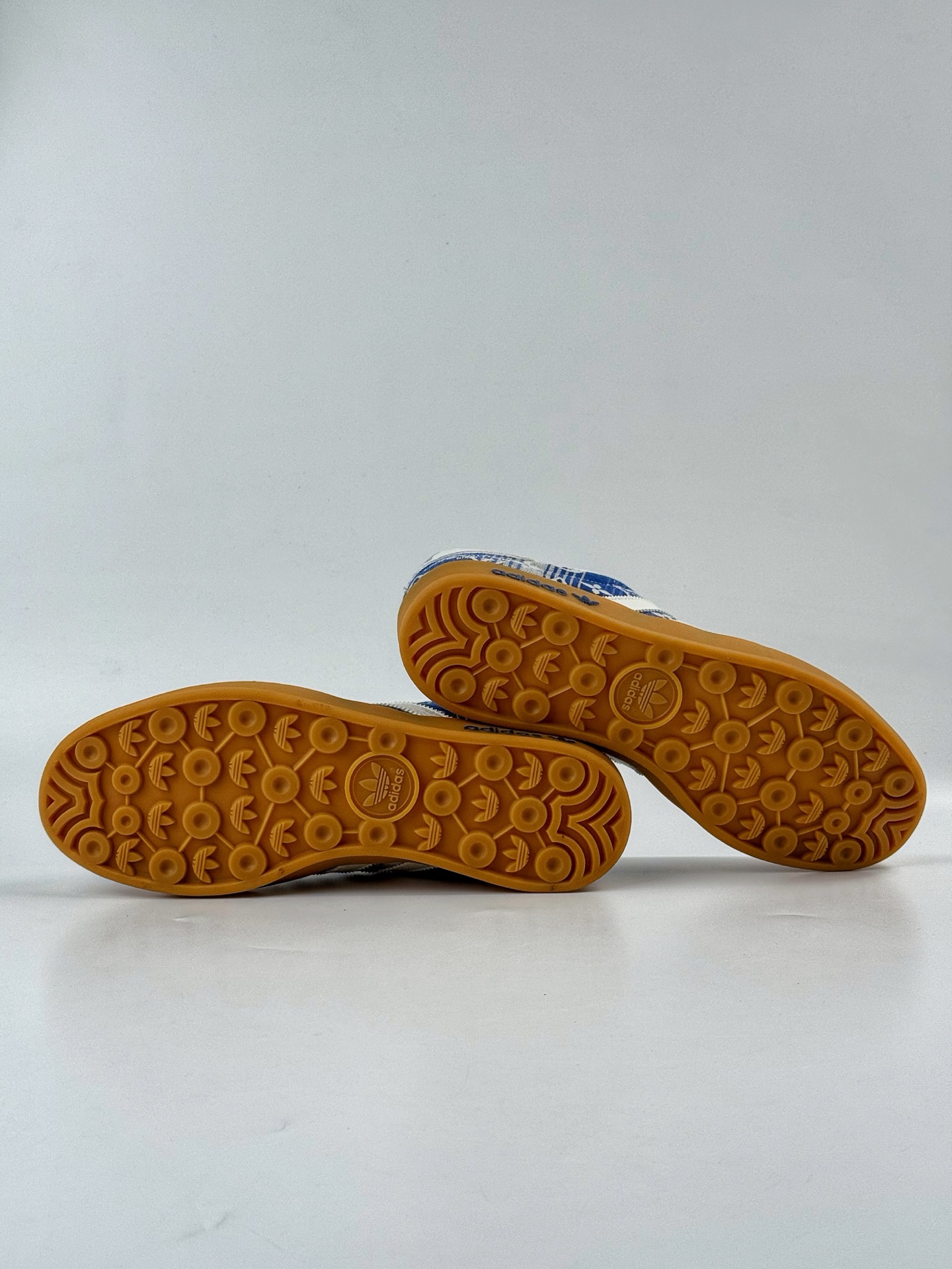 200 Adidas三叶草SAMBA OG x Louis Vuitton 白蓝 休闲板鞋 SC9207-732-Chinese UA Cheap High Quatity Brand Clothes Bags handbags Sneakers wholesale wholesaler seller from China Factory suppliers Fashion Clothing Shoes best Quality Beautiful Price 200 Adidas三叶草SAMBA OG x Louis Vuitton 白蓝 休闲板鞋 SC9207-732