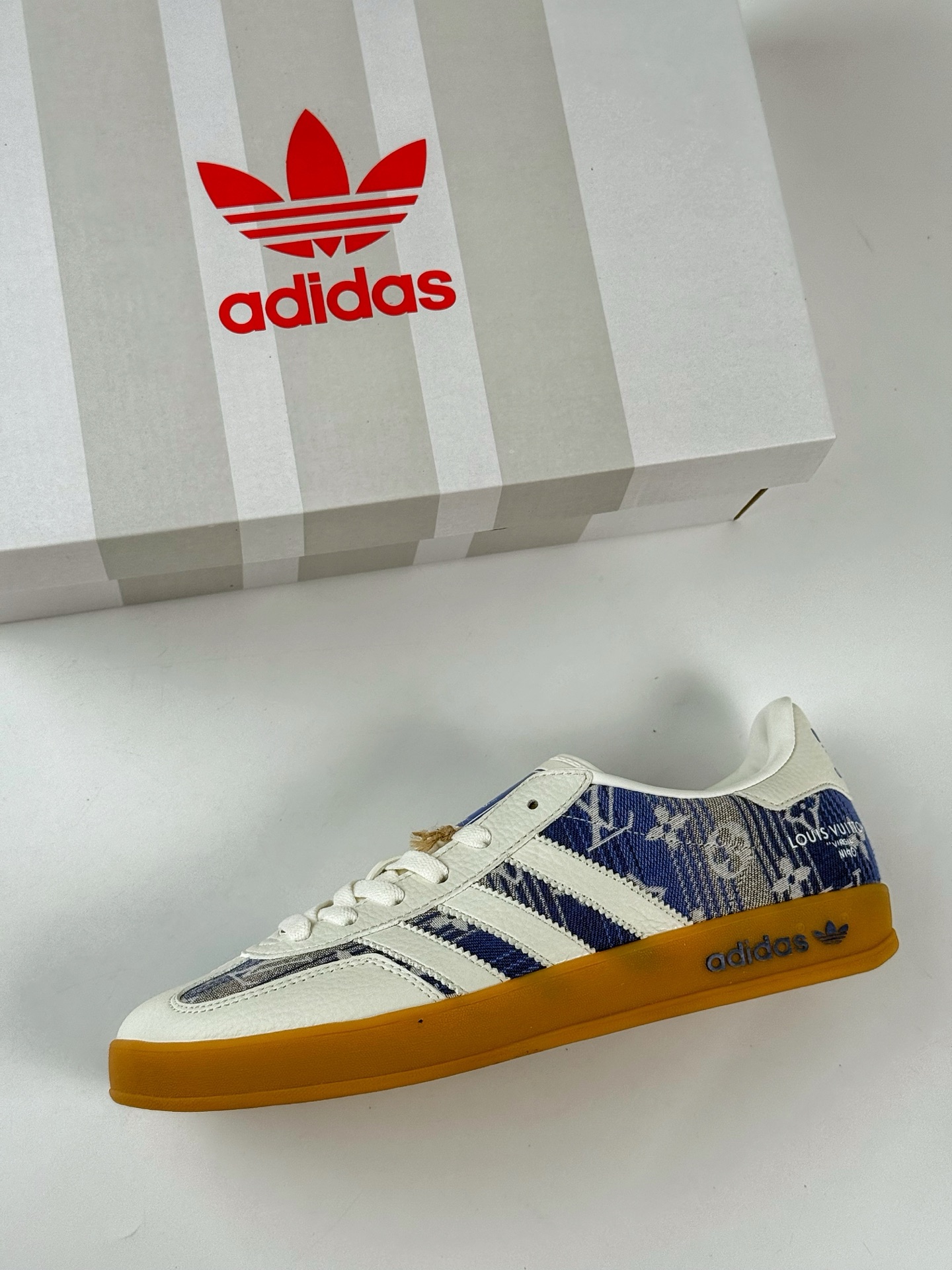 200 Adidas三叶草SAMBA OG x Louis Vuitton 白蓝 休闲板鞋 SC9207-732-Chinese UA Cheap High Quatity Brand Clothes Bags handbags Sneakers wholesale wholesaler seller from China Factory suppliers Fashion Clothing Shoes best Quality Beautiful Price 200 Adidas三叶草SAMBA OG x Louis Vuitton 白蓝 休闲板鞋 SC9207-732