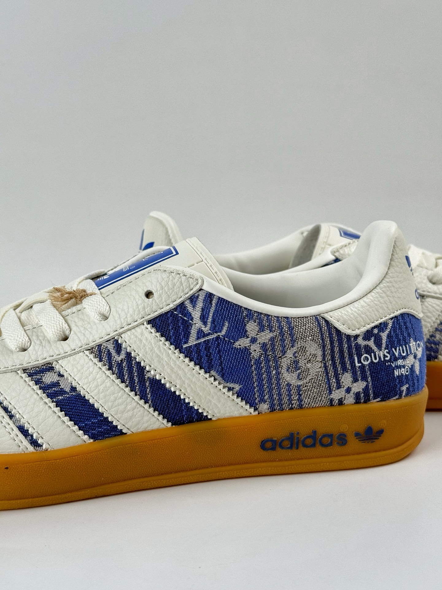 200 Adidas三叶草SAMBA OG x Louis Vuitton 白蓝 休闲板鞋 SC9207-732-Chinese UA Cheap High Quatity Brand Clothes Bags handbags Sneakers wholesale wholesaler seller from China Factory suppliers Fashion Clothing Shoes best Quality Beautiful Price 200 Adidas三叶草SAMBA OG x Louis Vuitton 白蓝 休闲板鞋 SC9207-732