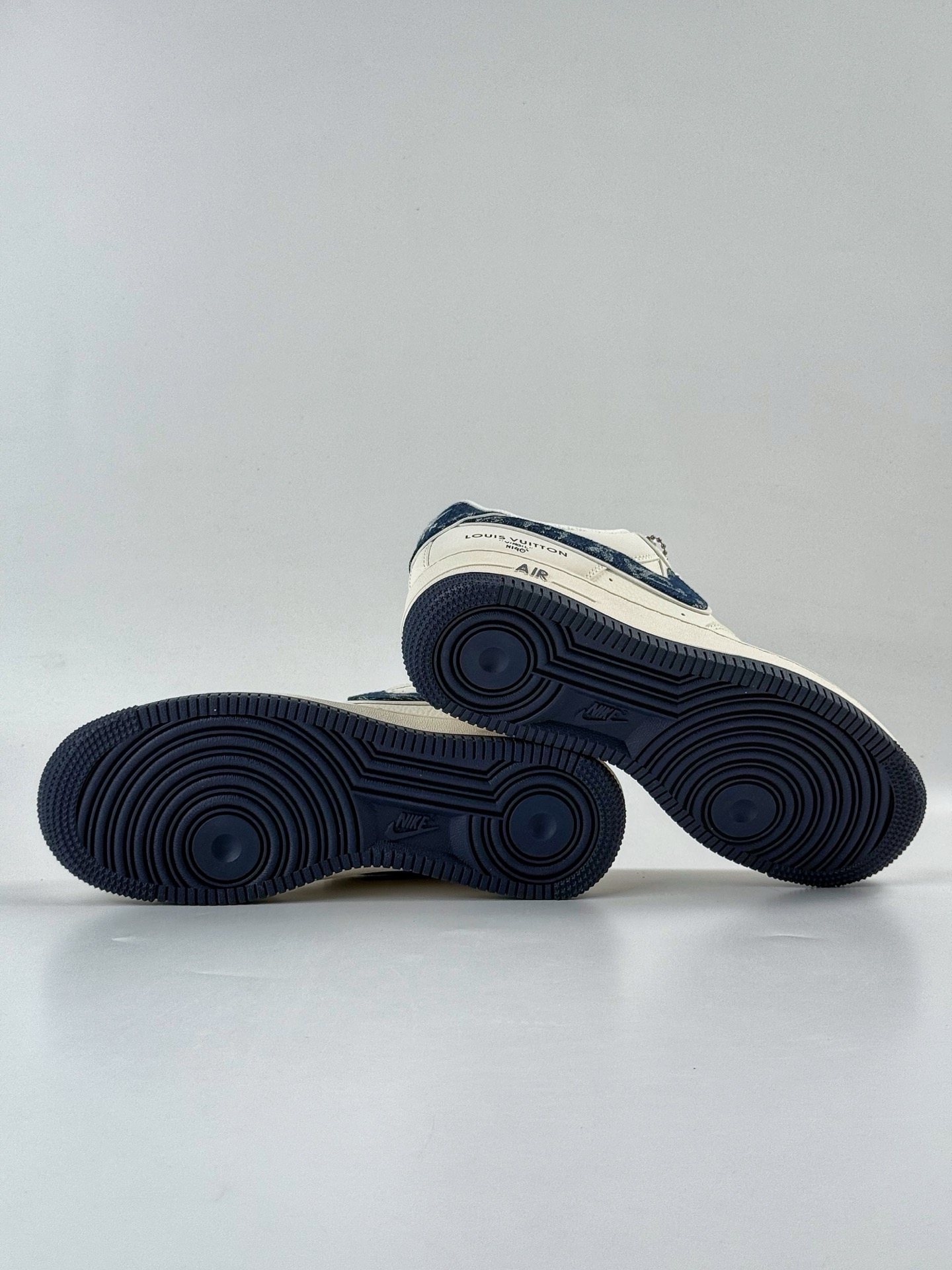 260 Nike Air Force 1 Low 07 x Louis Vuitton 白黑满天星 SM6688-102