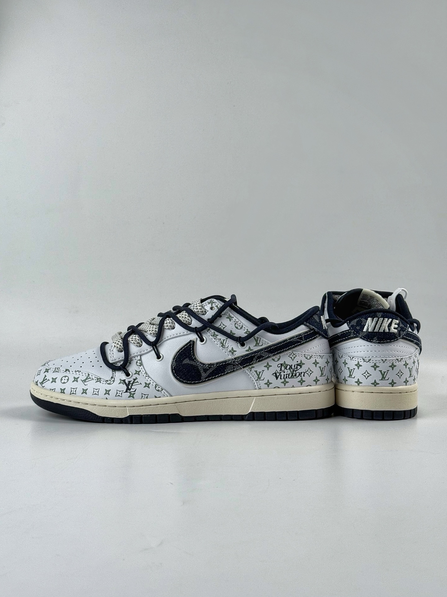 300 Nike SB Dunk Low x Louis Vuitton 蓝黑绑带满天星 DM6868-086