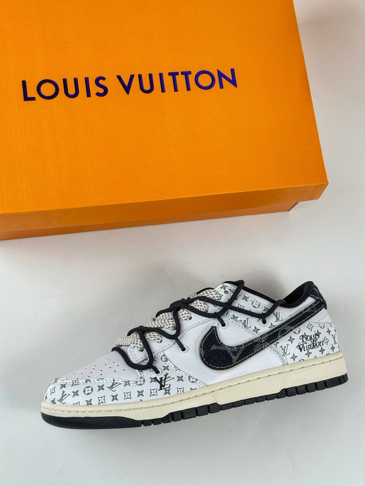 300 Nike SB Dunk Low x Louis Vuitton 蓝黑绑带满天星 DM6868-086