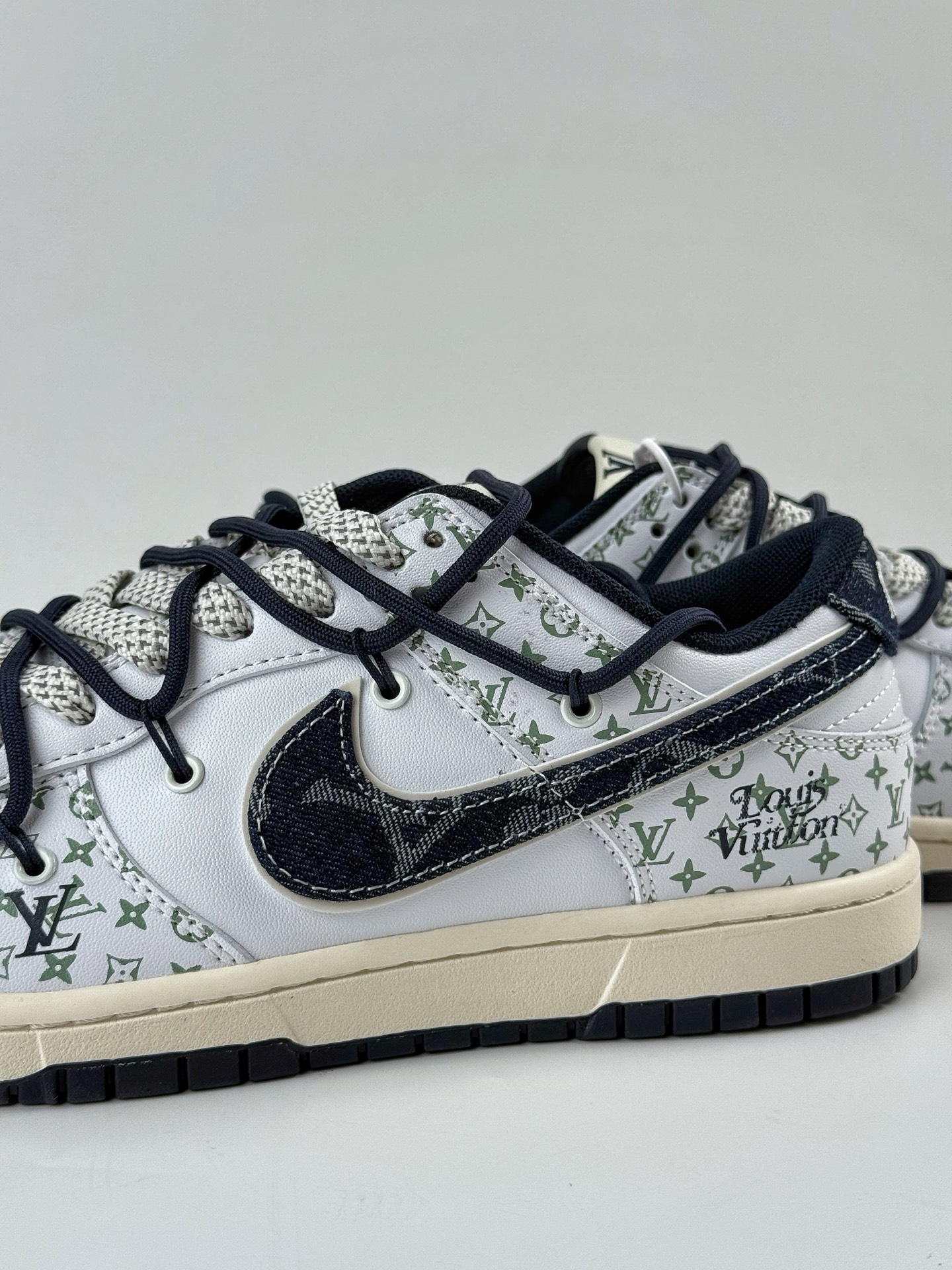 300 Nike SB Dunk Low x Louis Vuitton 蓝黑绑带满天星 DM6868-086