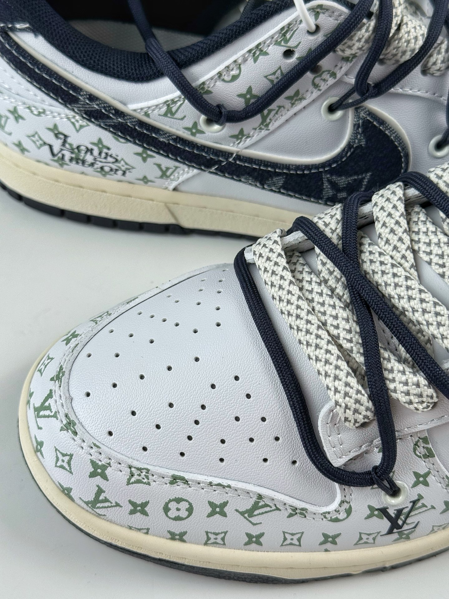 300 Nike SB Dunk Low x Louis Vuitton 蓝黑绑带满天星 DM6868-086