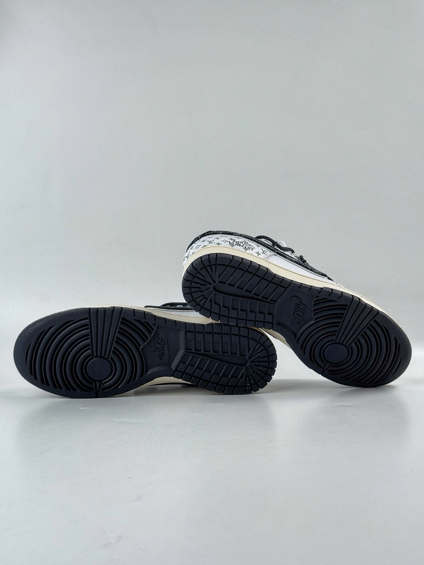 300 Nike SB Dunk Low x Louis Vuitton 蓝黑绑带满天星 DM6868-086