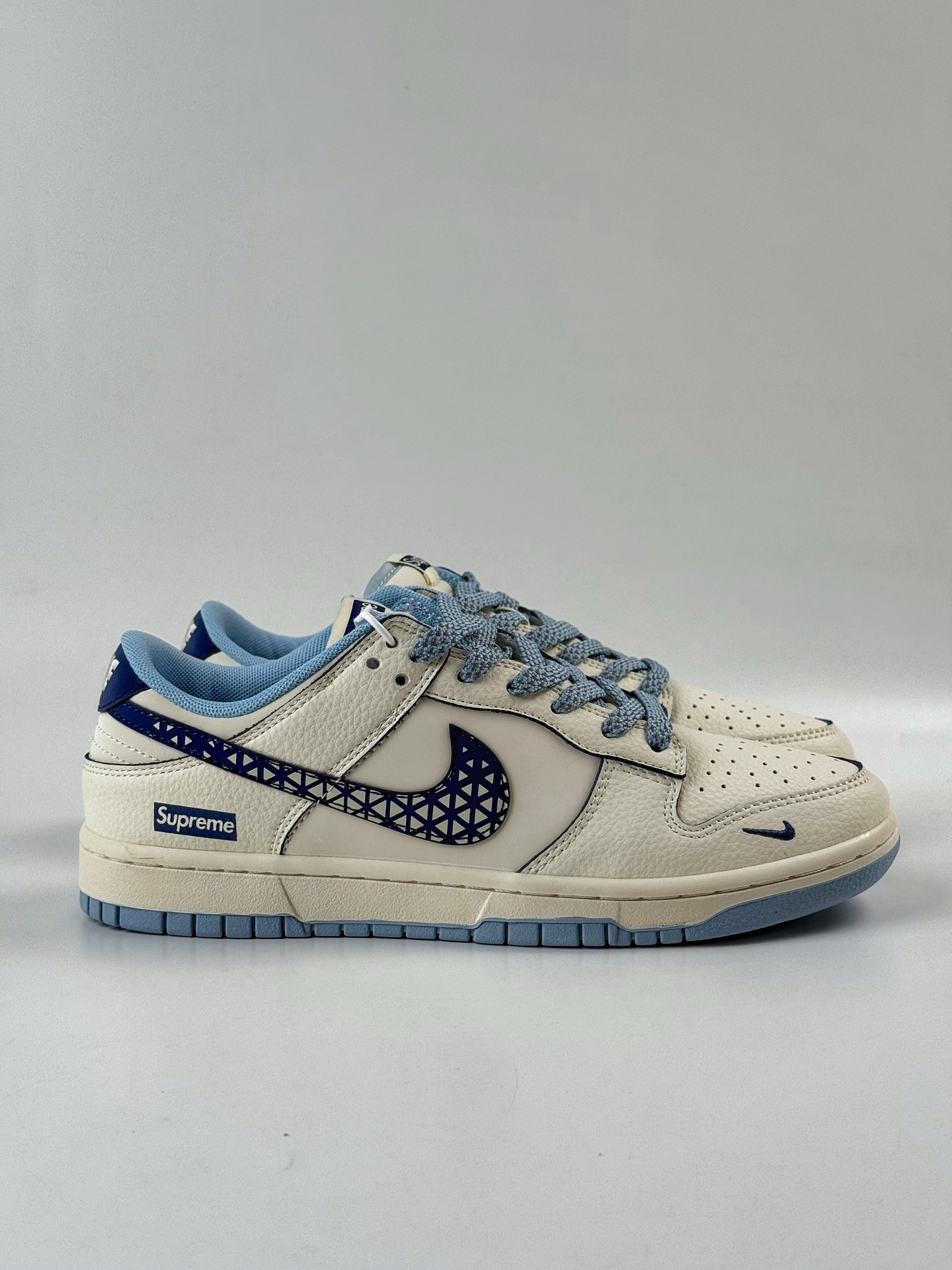 260 Nike SB Dunk Low x Supreme 白蓝小勾满天星 HS8068-036-Chinese UA Cheap High Quatity Brand Clothes Bags handbags Sneakers wholesale wholesaler seller from China Factory suppliers Fashion Clothing Shoes best Quality Beautiful Price 260 Nike SB Dunk Low x Supreme 白蓝小勾满天星 HS8068-036