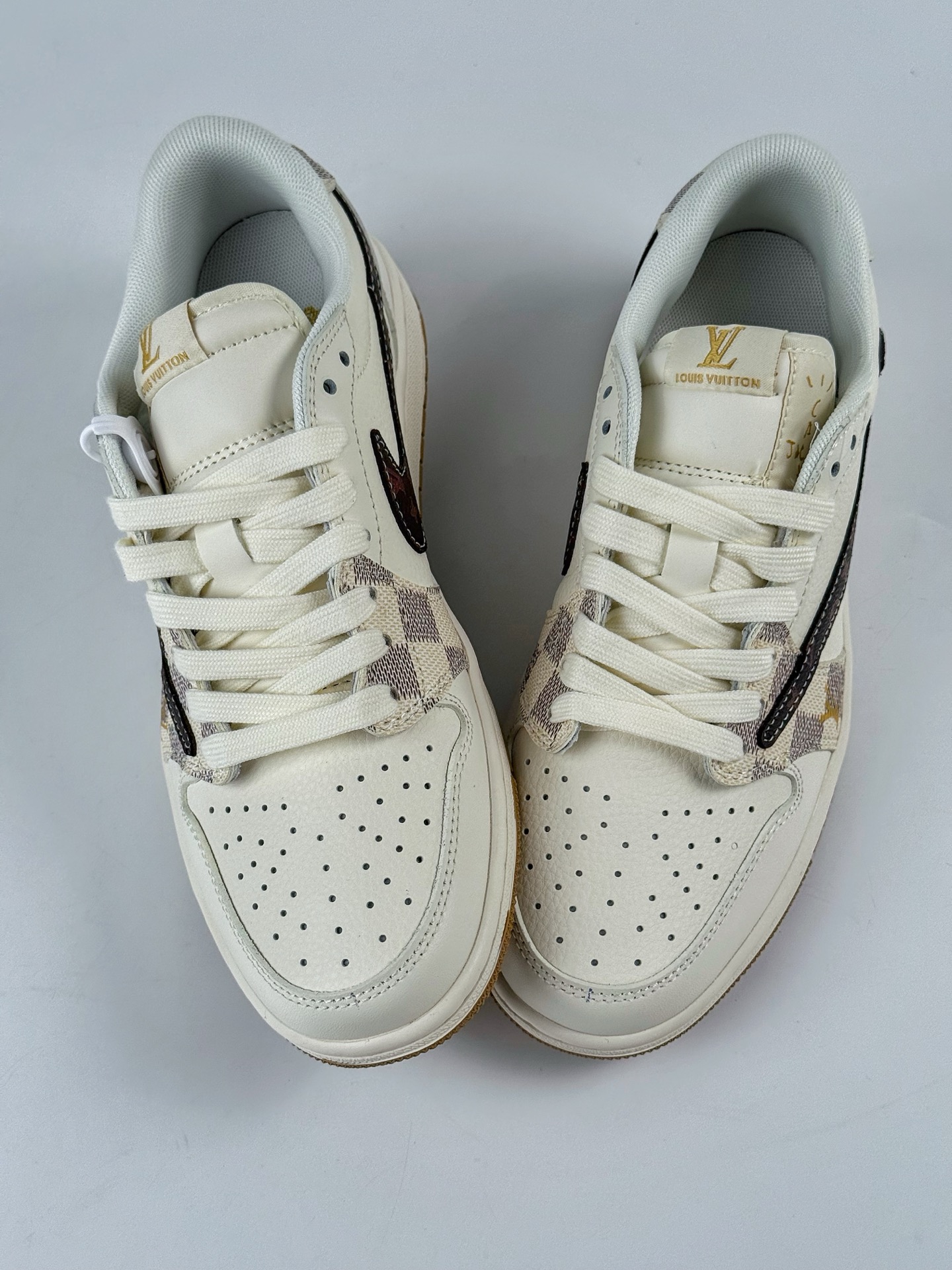 280 Travis Scott x Nike Air Jordan 1 Low x Louis Vuitton Air Jordan 1 Low 反转白黑倒钩 XS7089-617