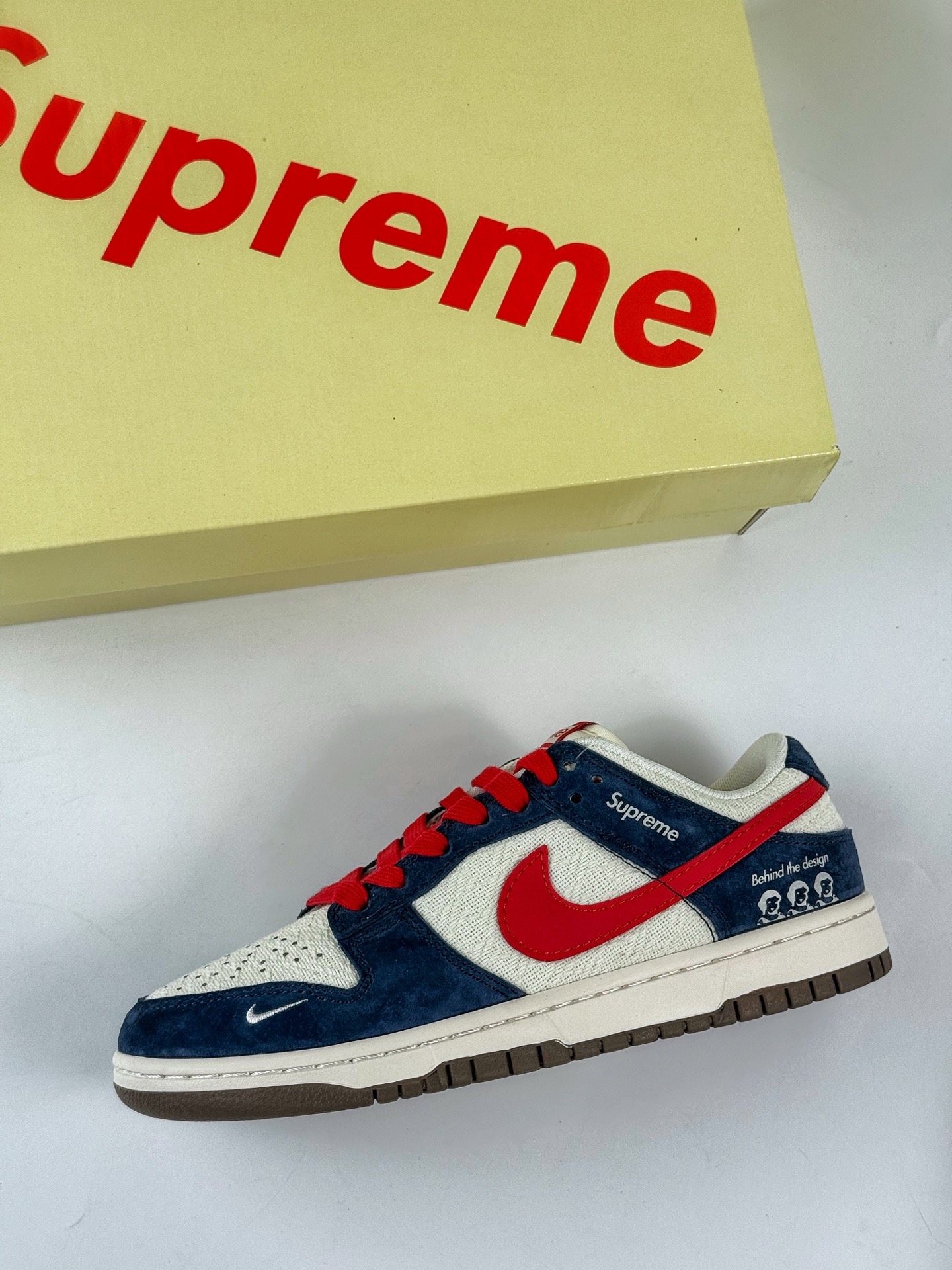 260 Nike SB Dunk Low x Supreme 蓝白红小勾 XD1588-220
