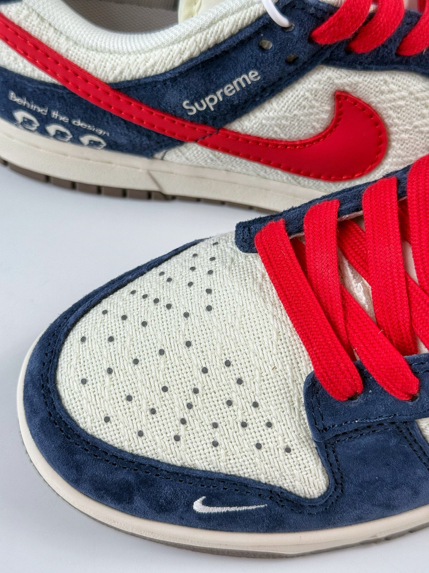 260 Nike SB Dunk Low x Supreme 蓝白红小勾 XD1588-220