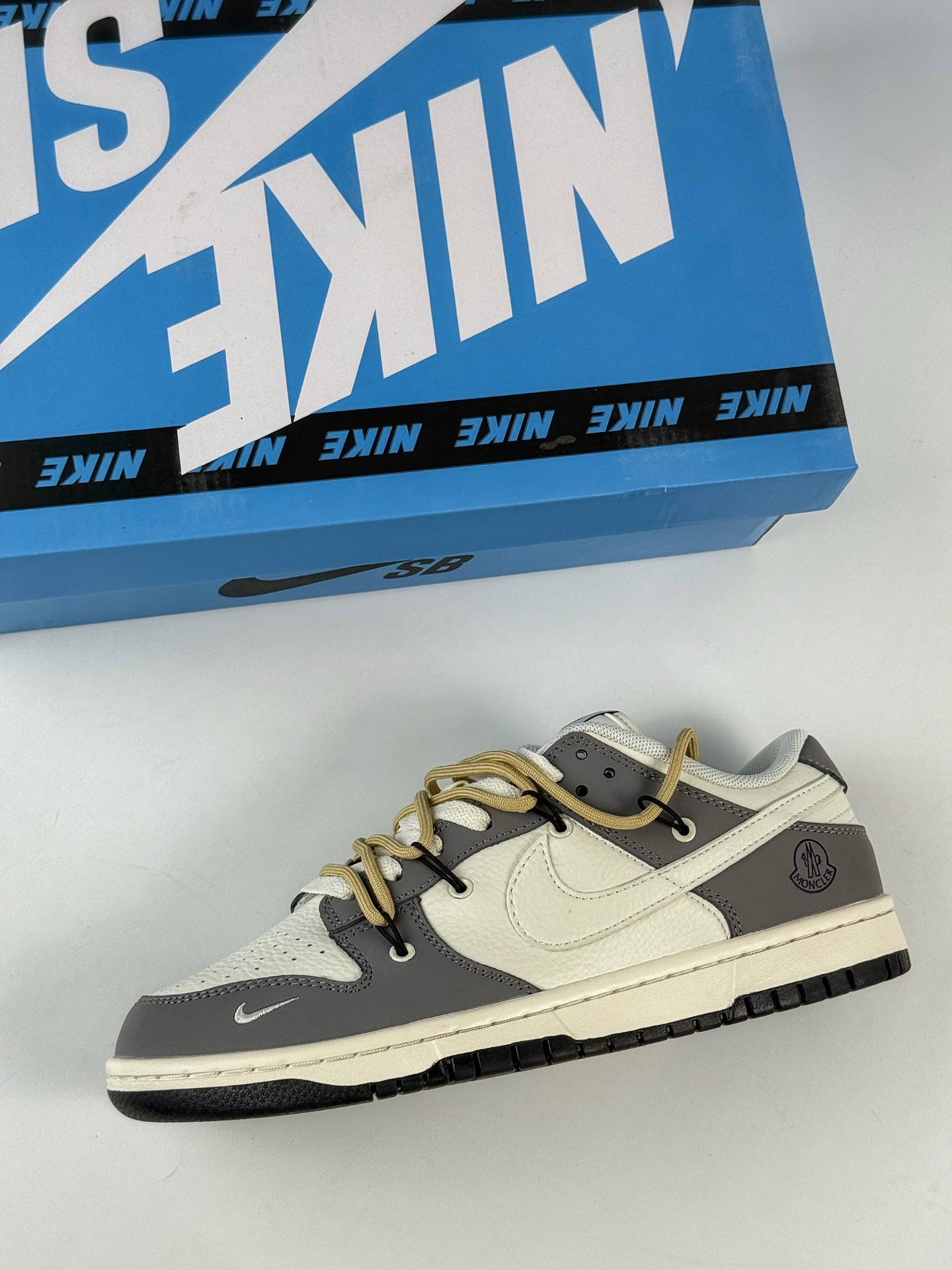 260 Nike SB Dunk Low x MONCLER 灰白小勾绑带 FX1588-404