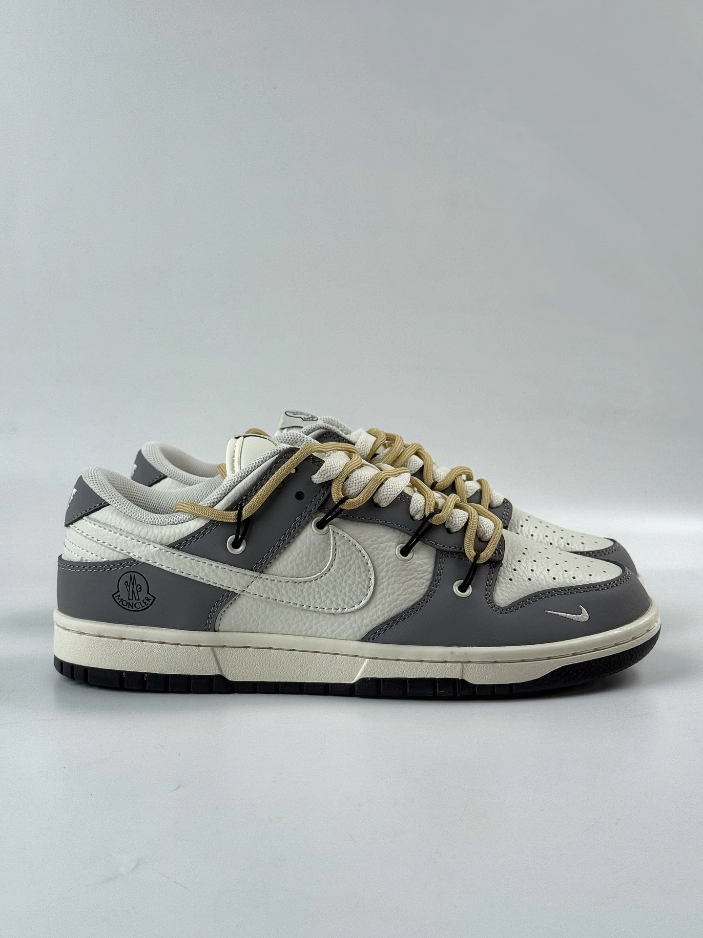 260 Nike SB Dunk Low x MONCLER 灰白小勾绑带 FX1588-404