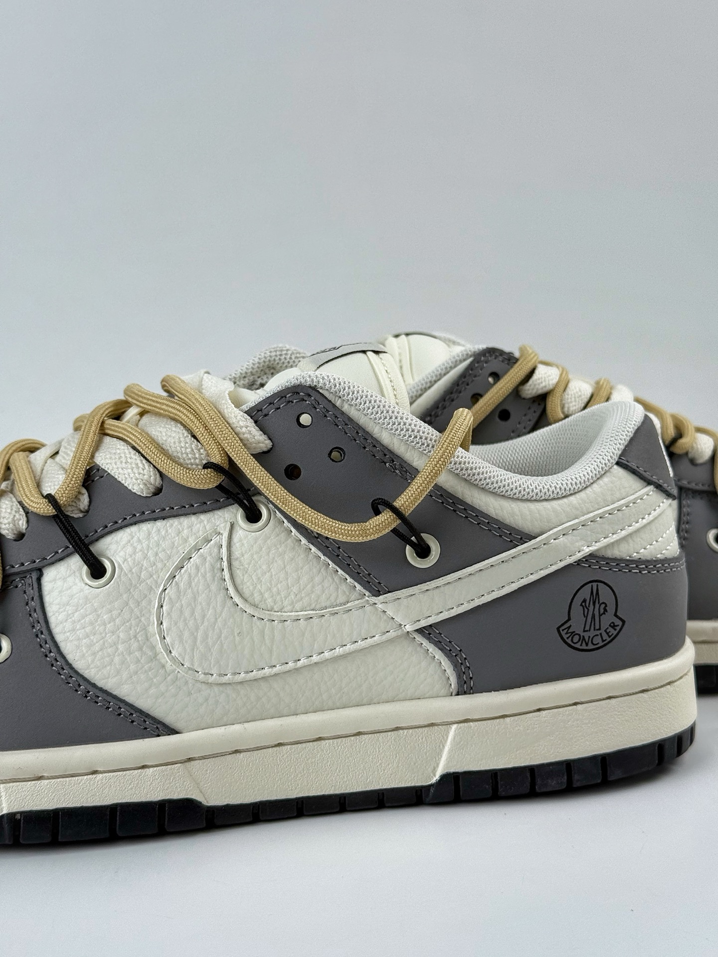 260 Nike SB Dunk Low x MONCLER 灰白小勾绑带 FX1588-404