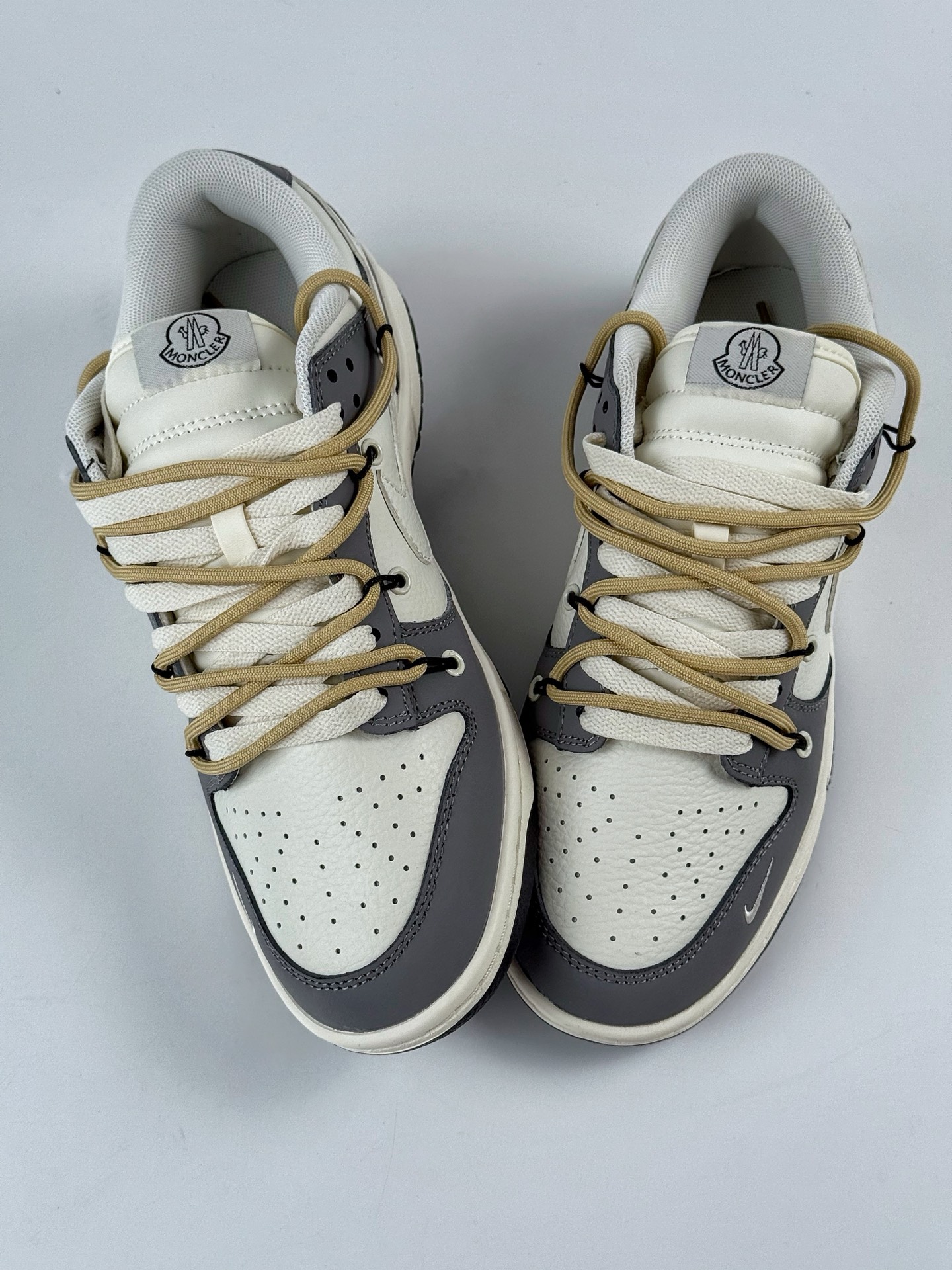 260 Nike SB Dunk Low x MONCLER 灰白小勾绑带 FX1588-404