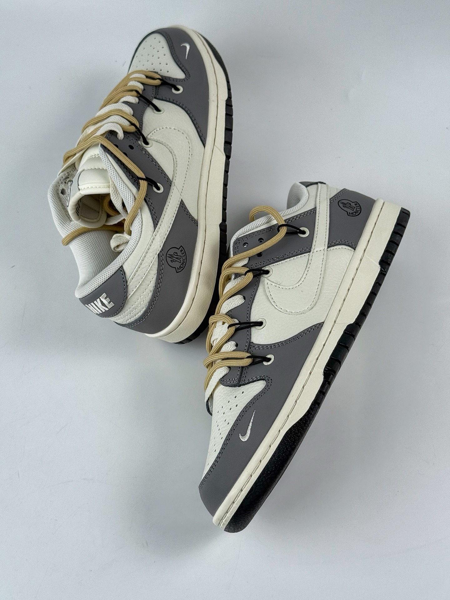 260 Nike SB Dunk Low x MONCLER 灰白小勾绑带 FX1588-404