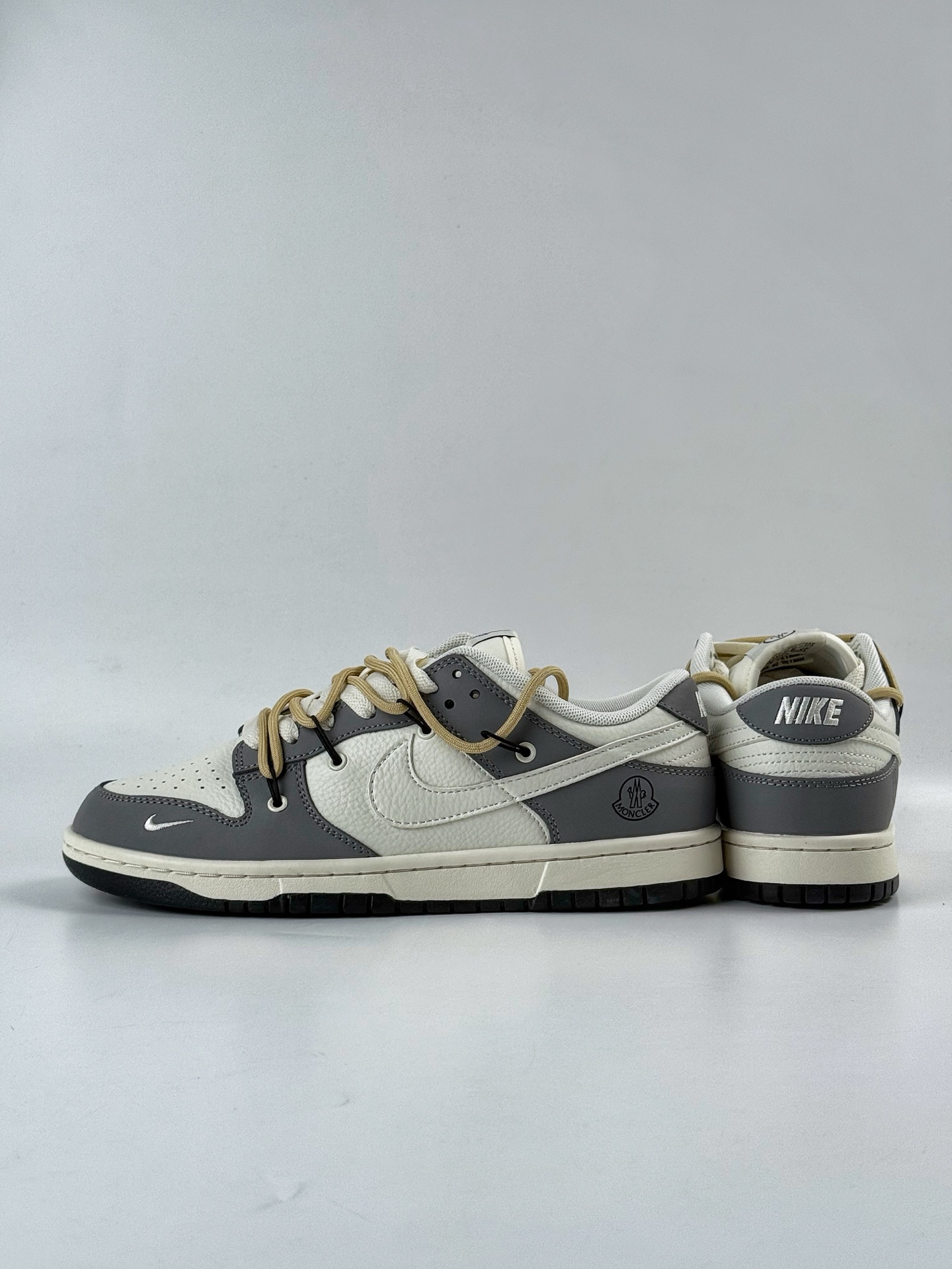 260 Nike SB Dunk Low x MONCLER 灰白小勾绑带 FX1588-404