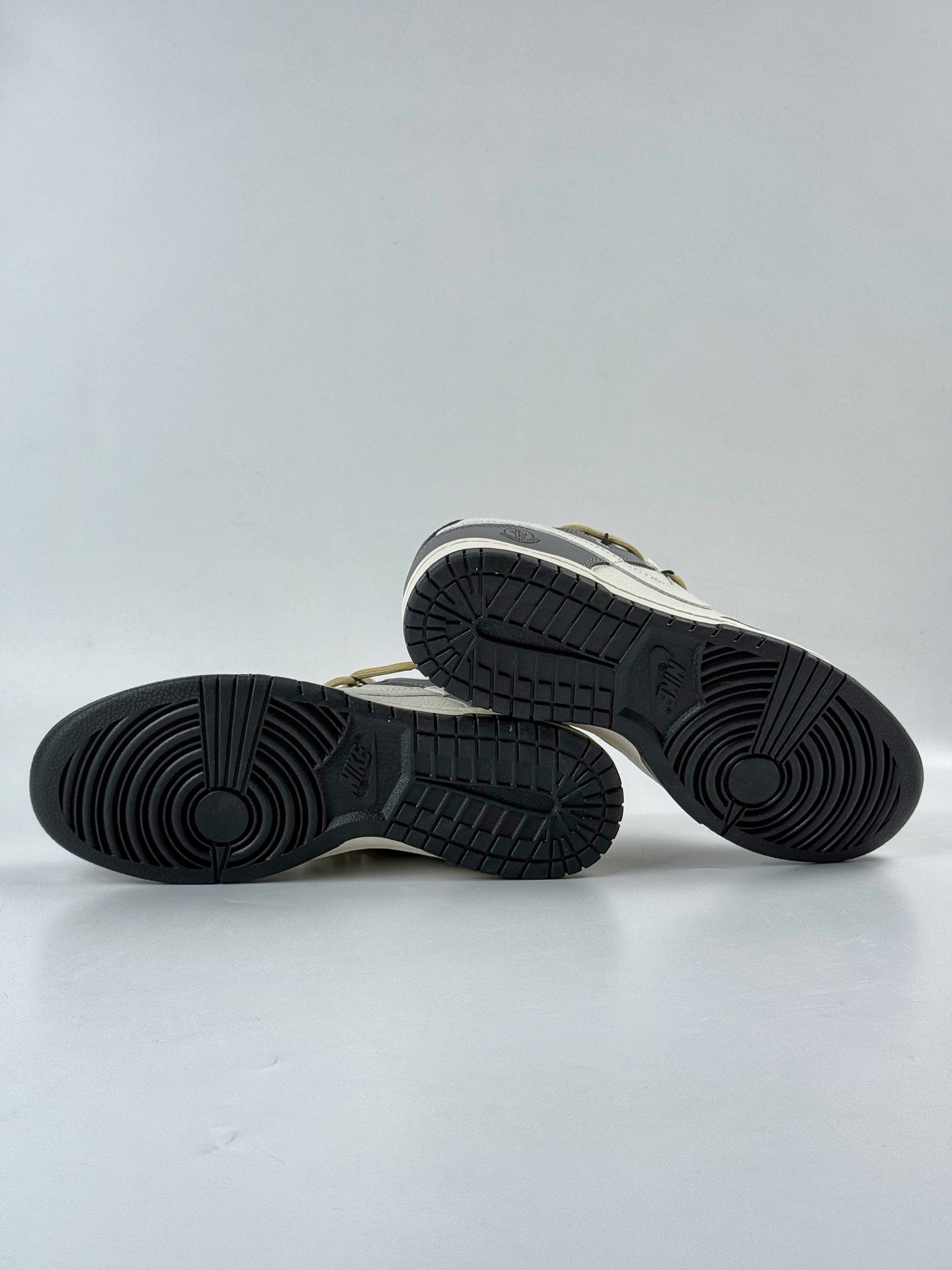 260 Nike SB Dunk Low x MONCLER 灰白小勾绑带 FX1588-404